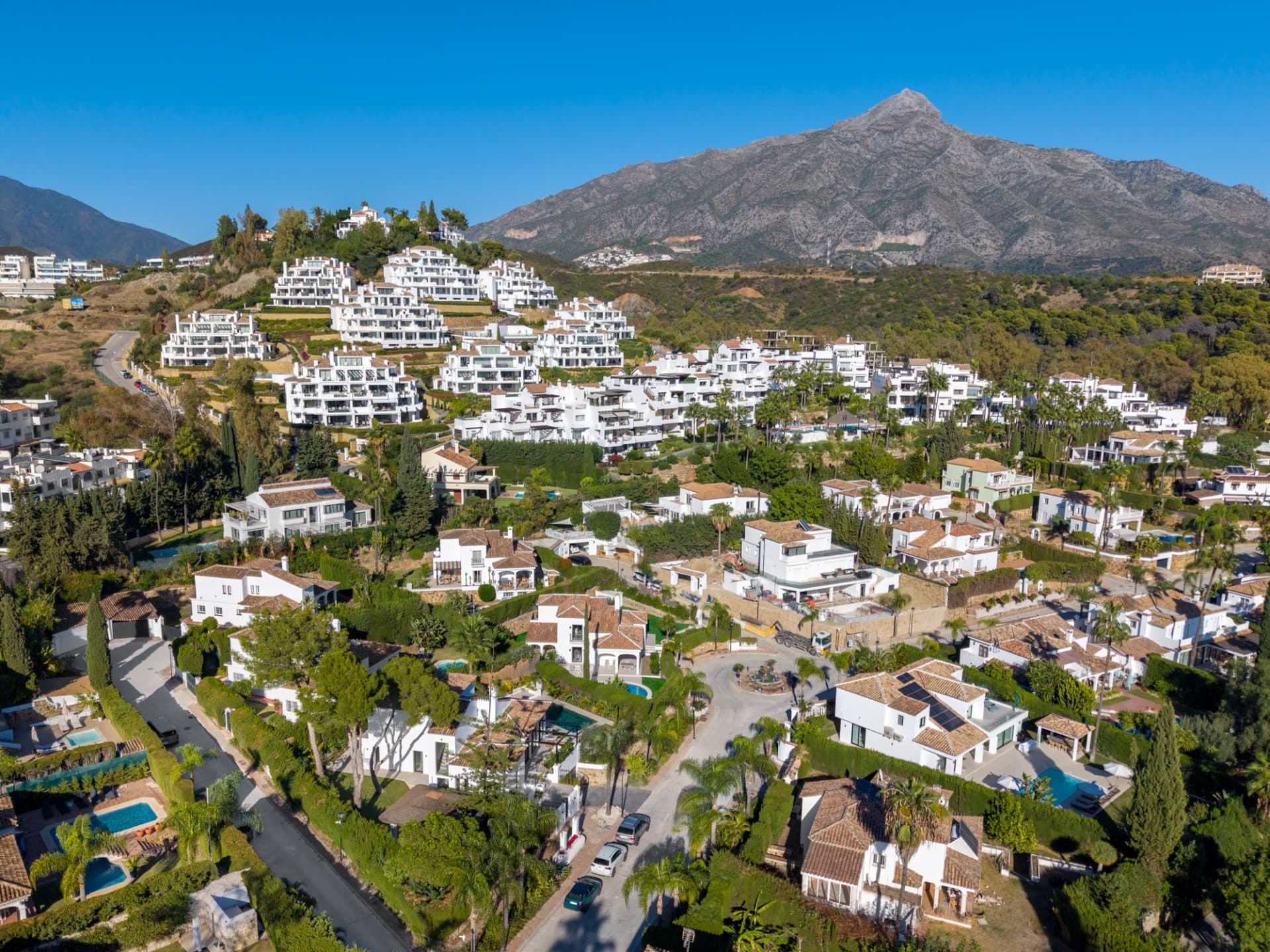 Top-renovated villa hidden inside a gated community in Nueva Andalucía.