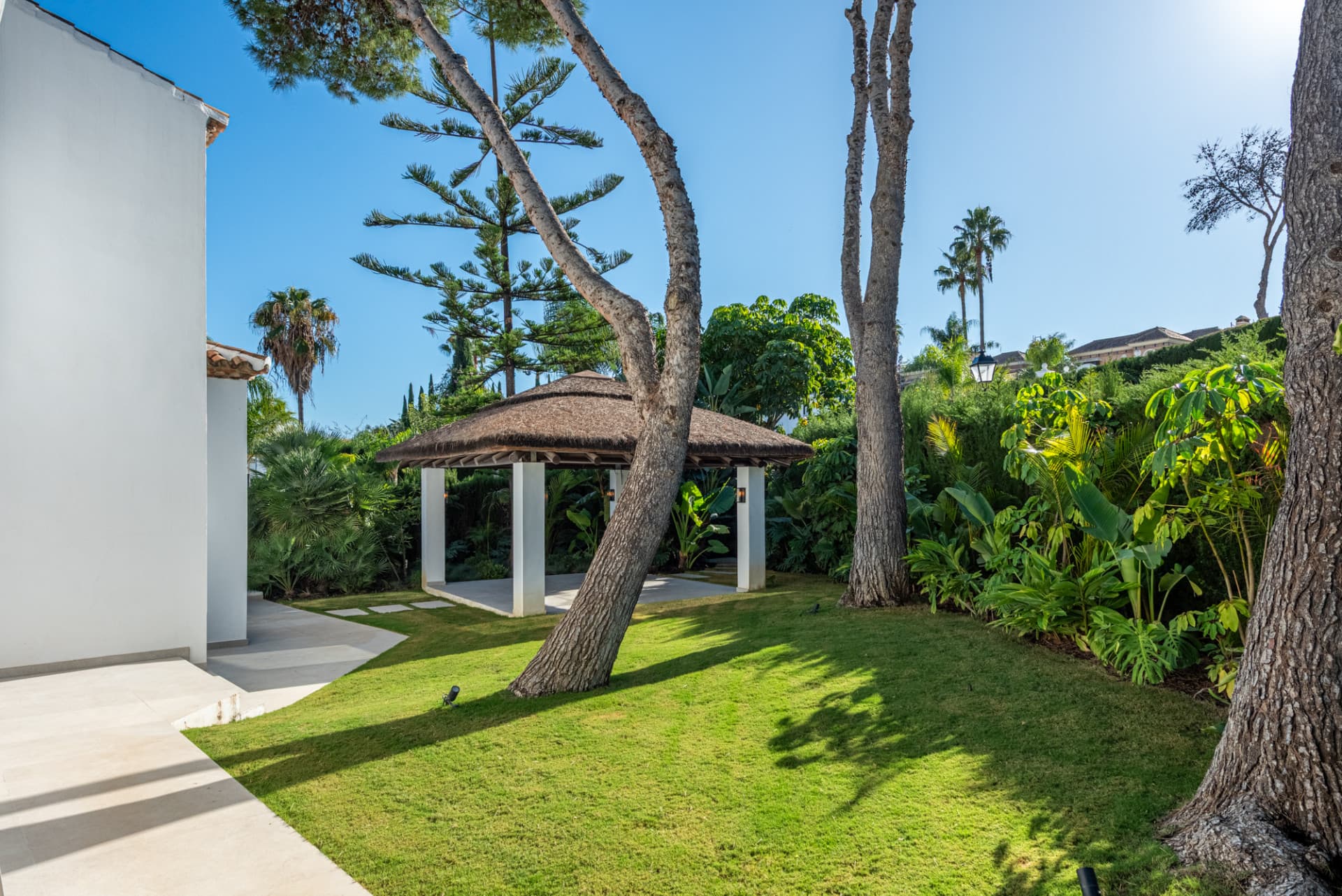 Top-renovated villa hidden inside a gated community in Nueva Andalucía.