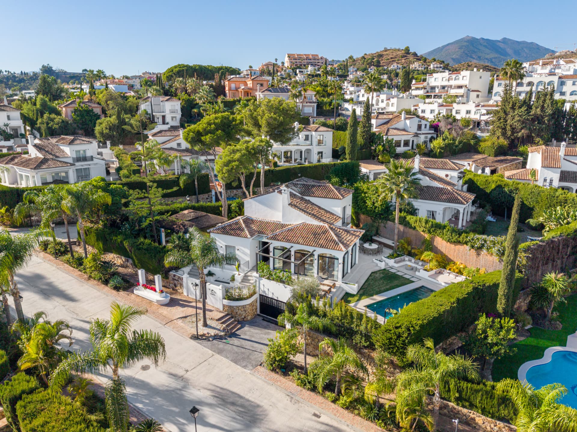 Top-renovated villa hidden inside a gated community in Nueva Andalucía.