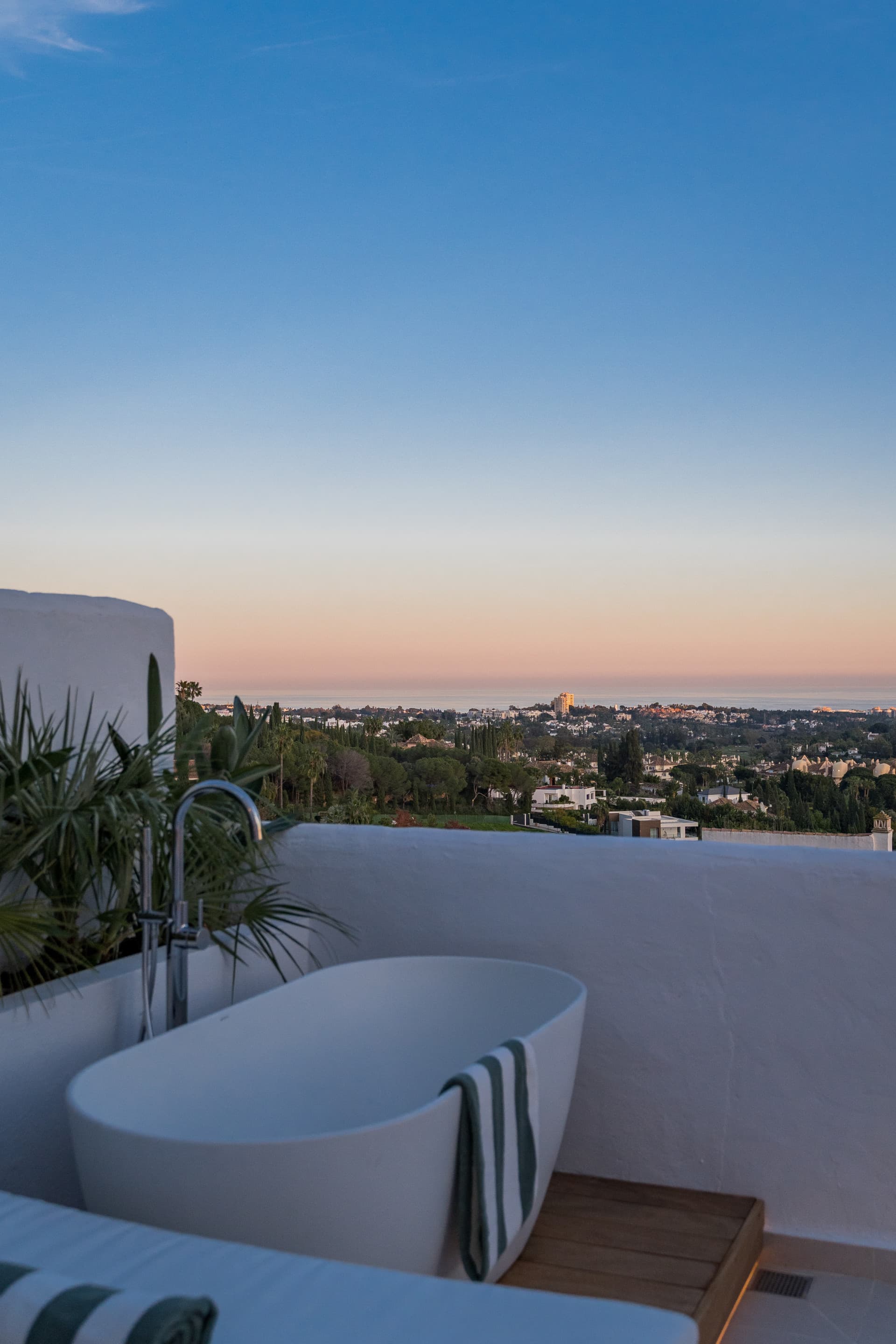 Duplex penthouse with panoramic sea views in Nueva Andalucía