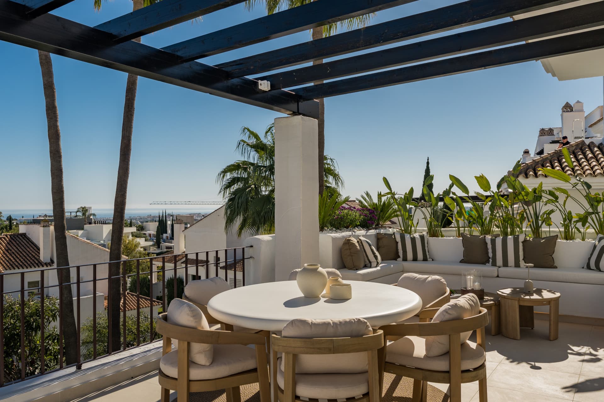 Duplex penthouse with panoramic sea views in Nueva Andalucía