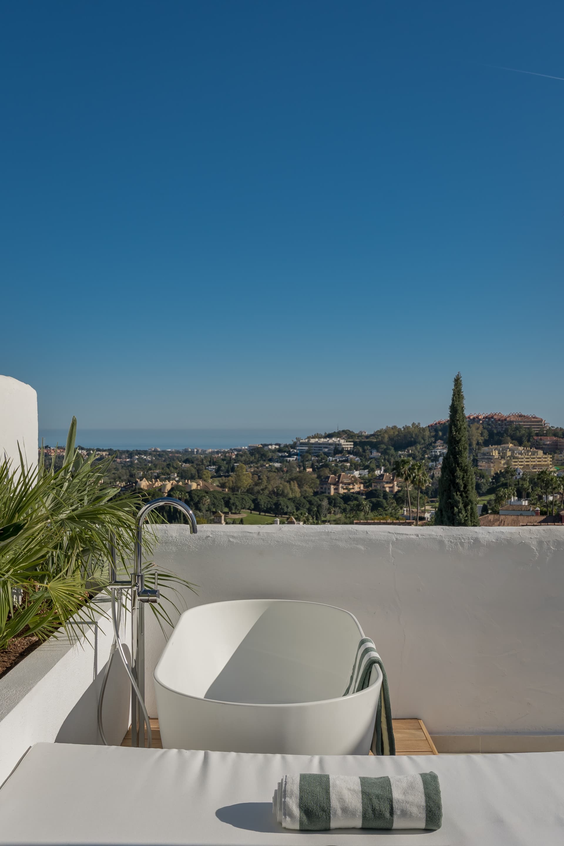 Duplex penthouse with panoramic sea views in Nueva Andalucía