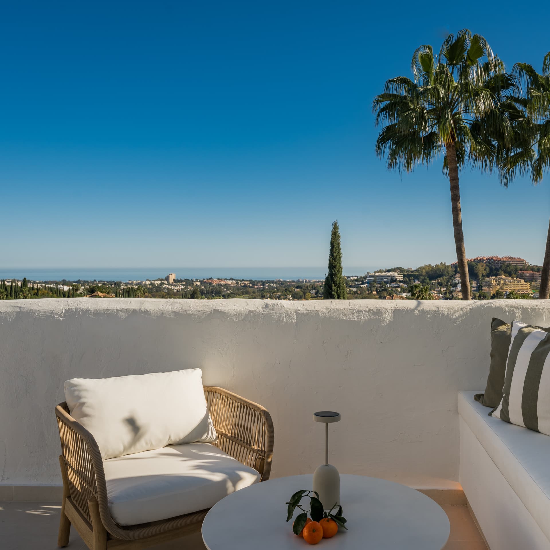 Duplex penthouse with panoramic sea views in Nueva Andalucía