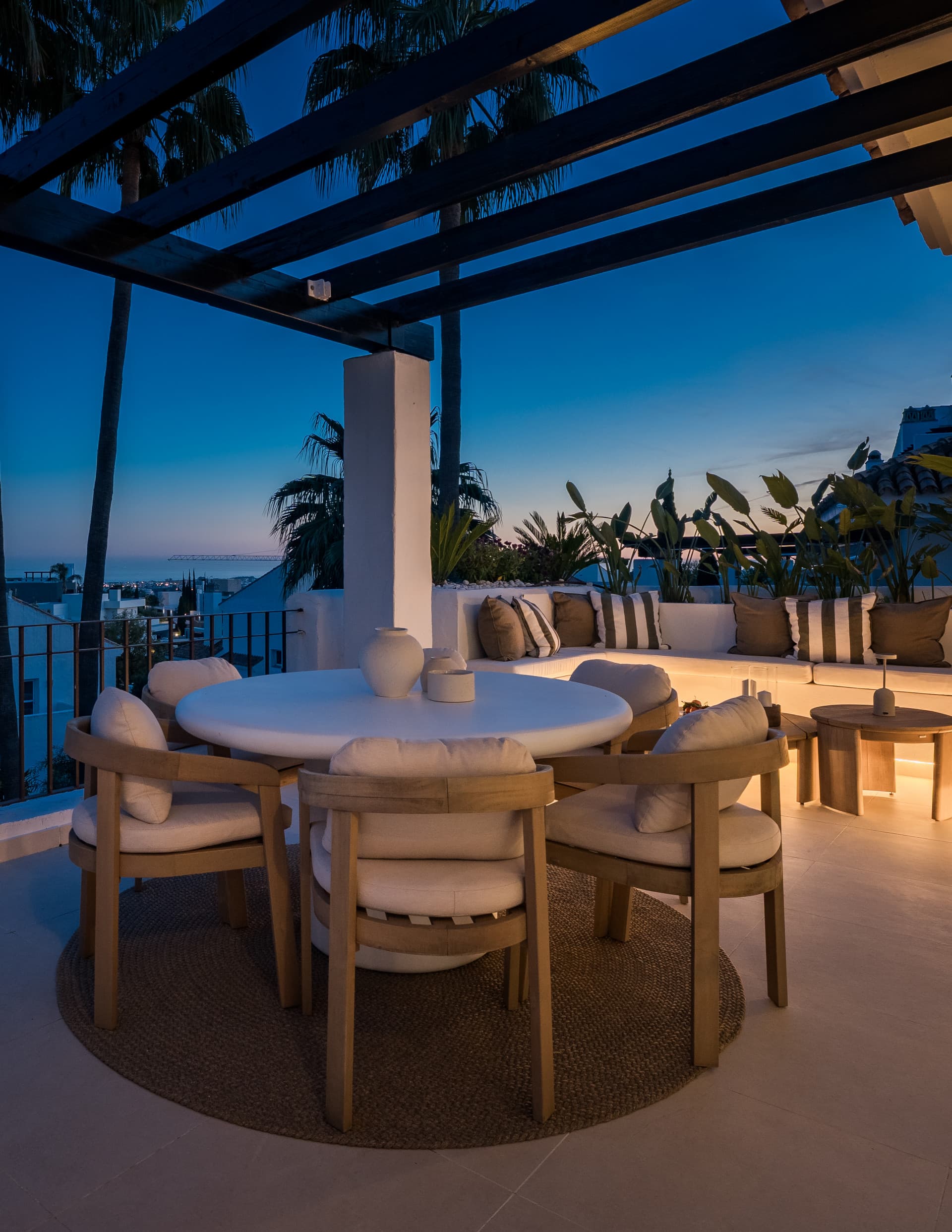 Duplex penthouse with panoramic sea views in Nueva Andalucía