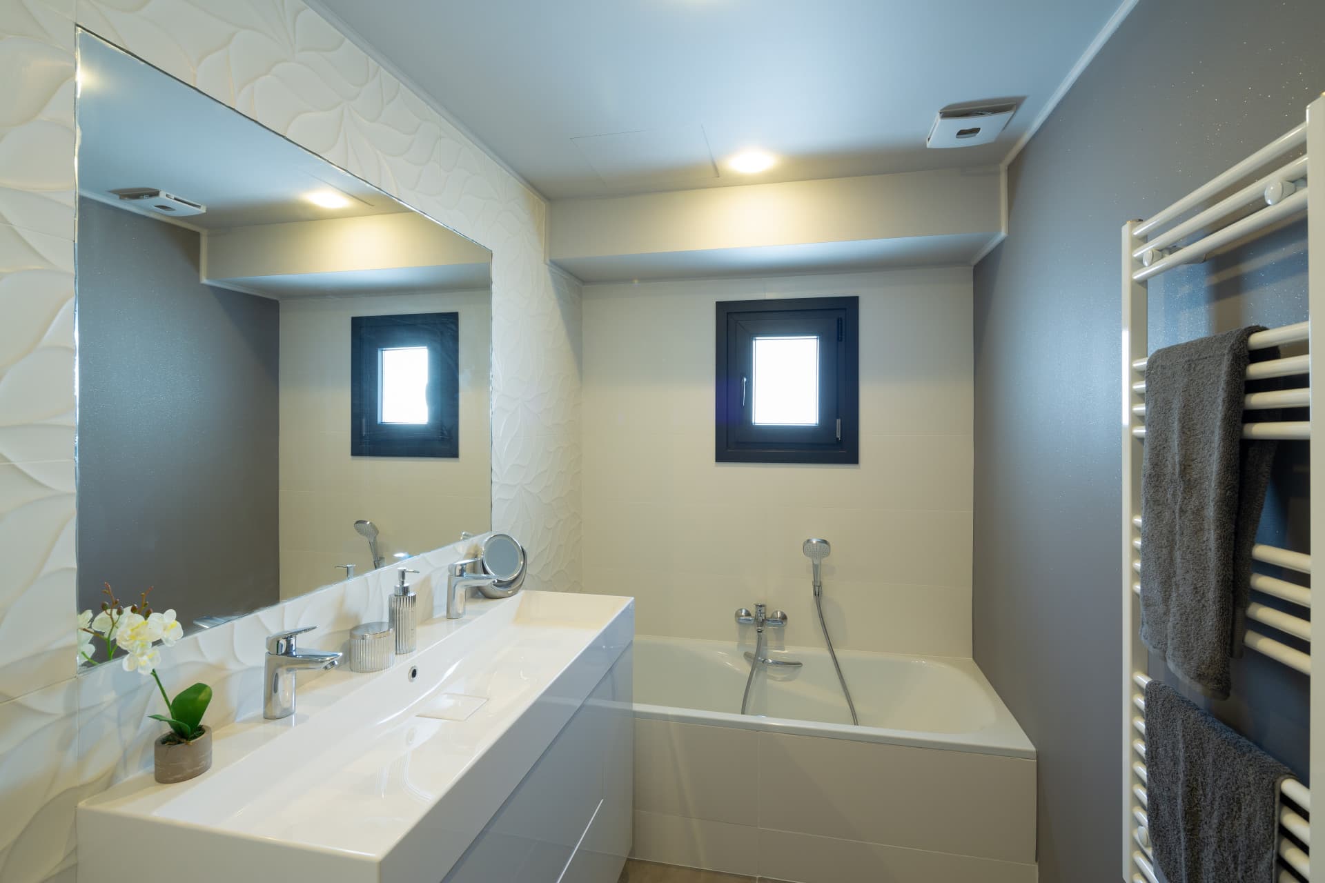 Renovated apartment on the first line of Puerto Banus, with sea views