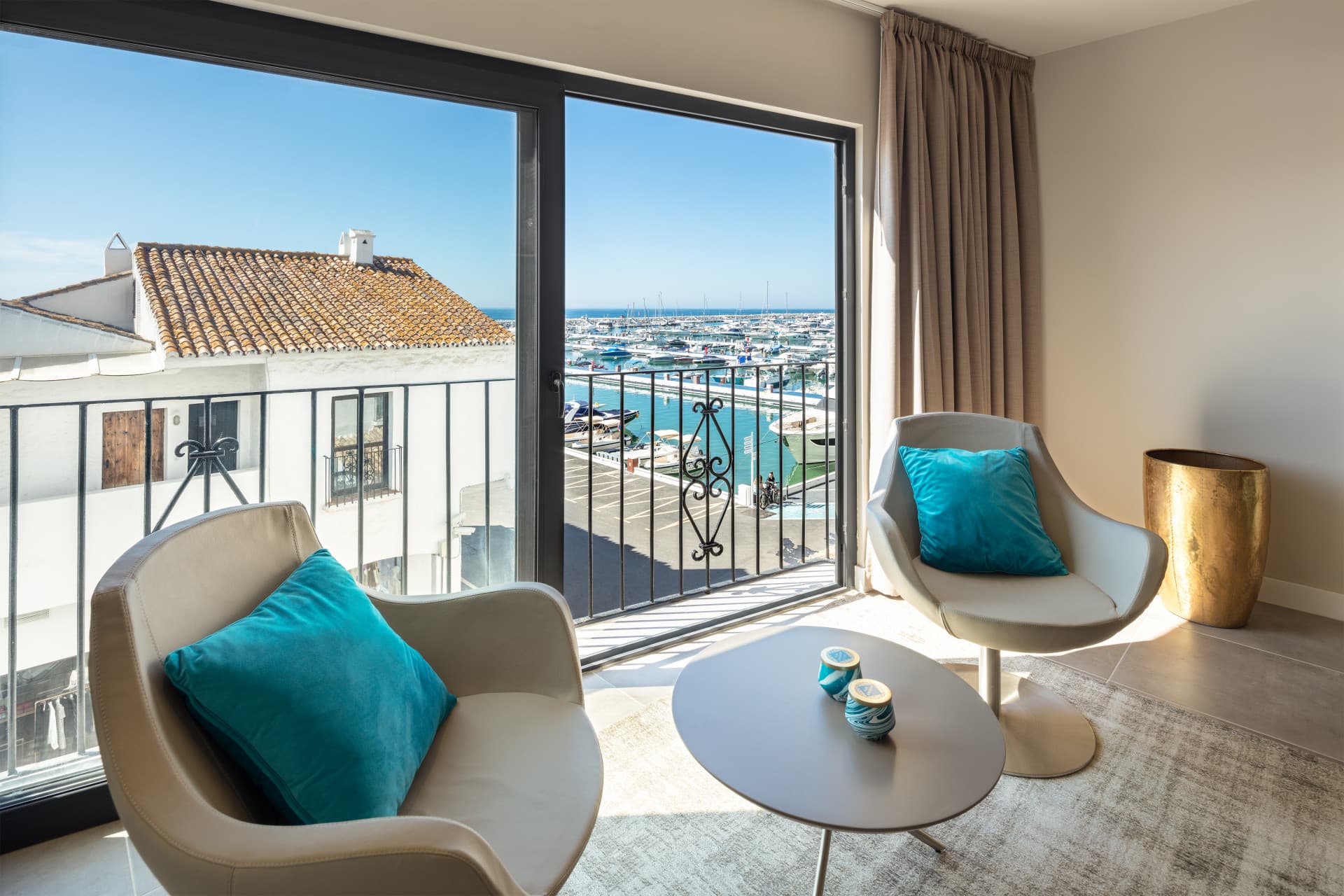 Renovated apartment on the first line of Puerto Banus, with sea views