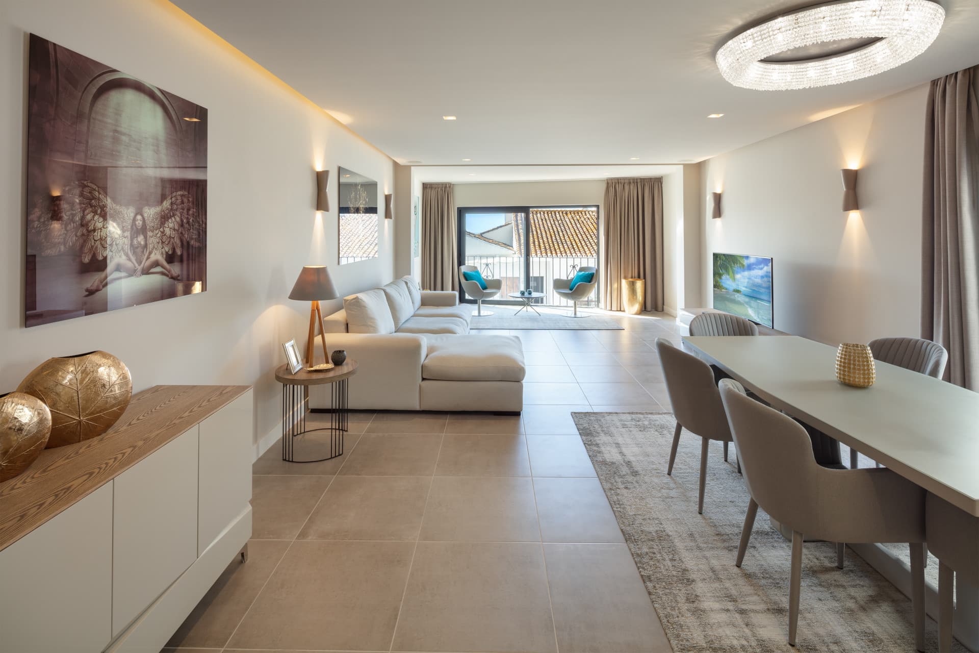 Renovated apartment on the first line of Puerto Banus, with sea views