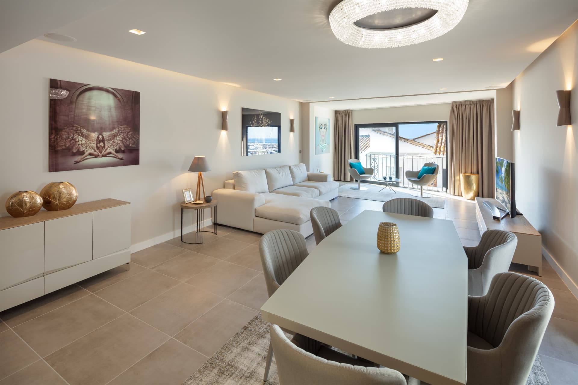 Renovated apartment on the first line of Puerto Banus, with sea views