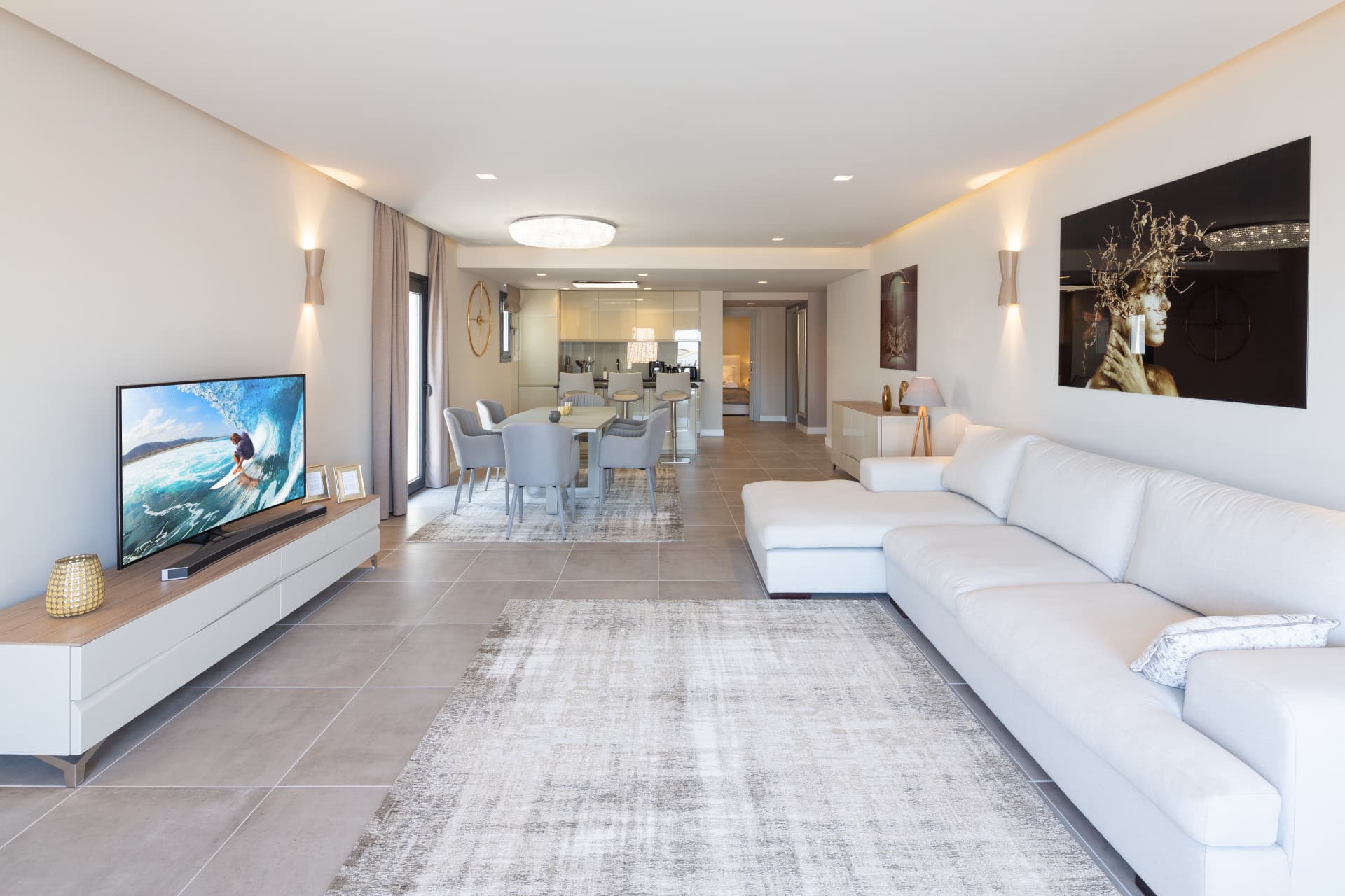 Renovated apartment on the first line of Puerto Banus, with sea views