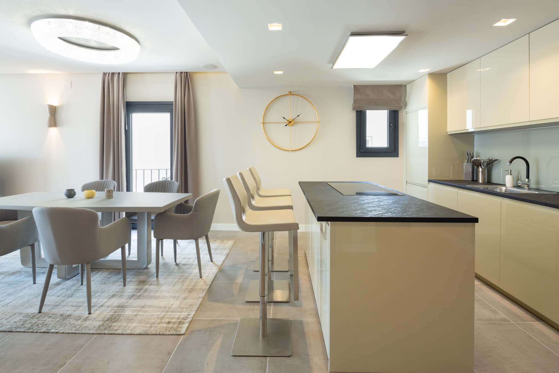 Renovated apartment on the first line of Puerto Banus, with sea views