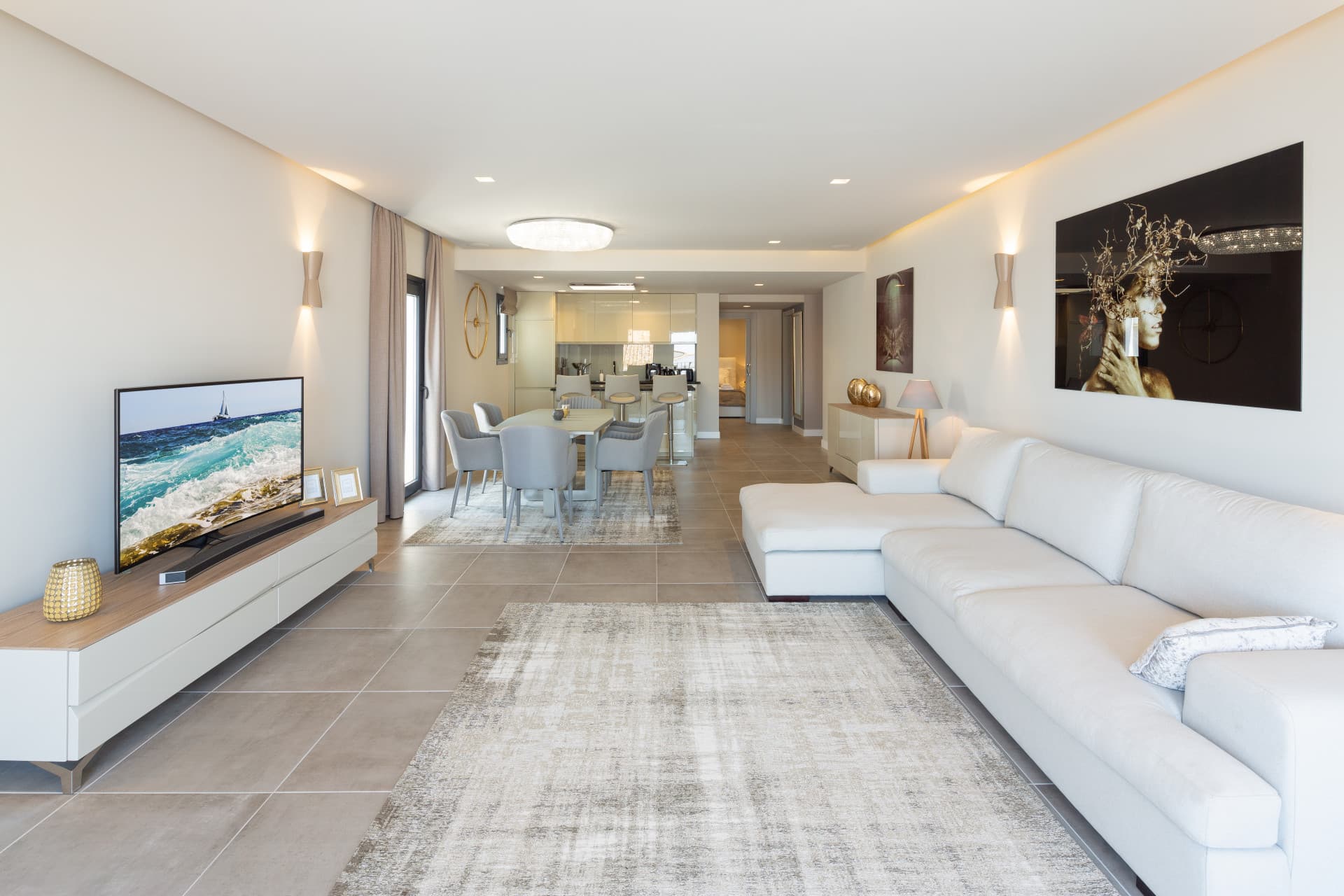 Renovated apartment on the first line of Puerto Banus, with sea views