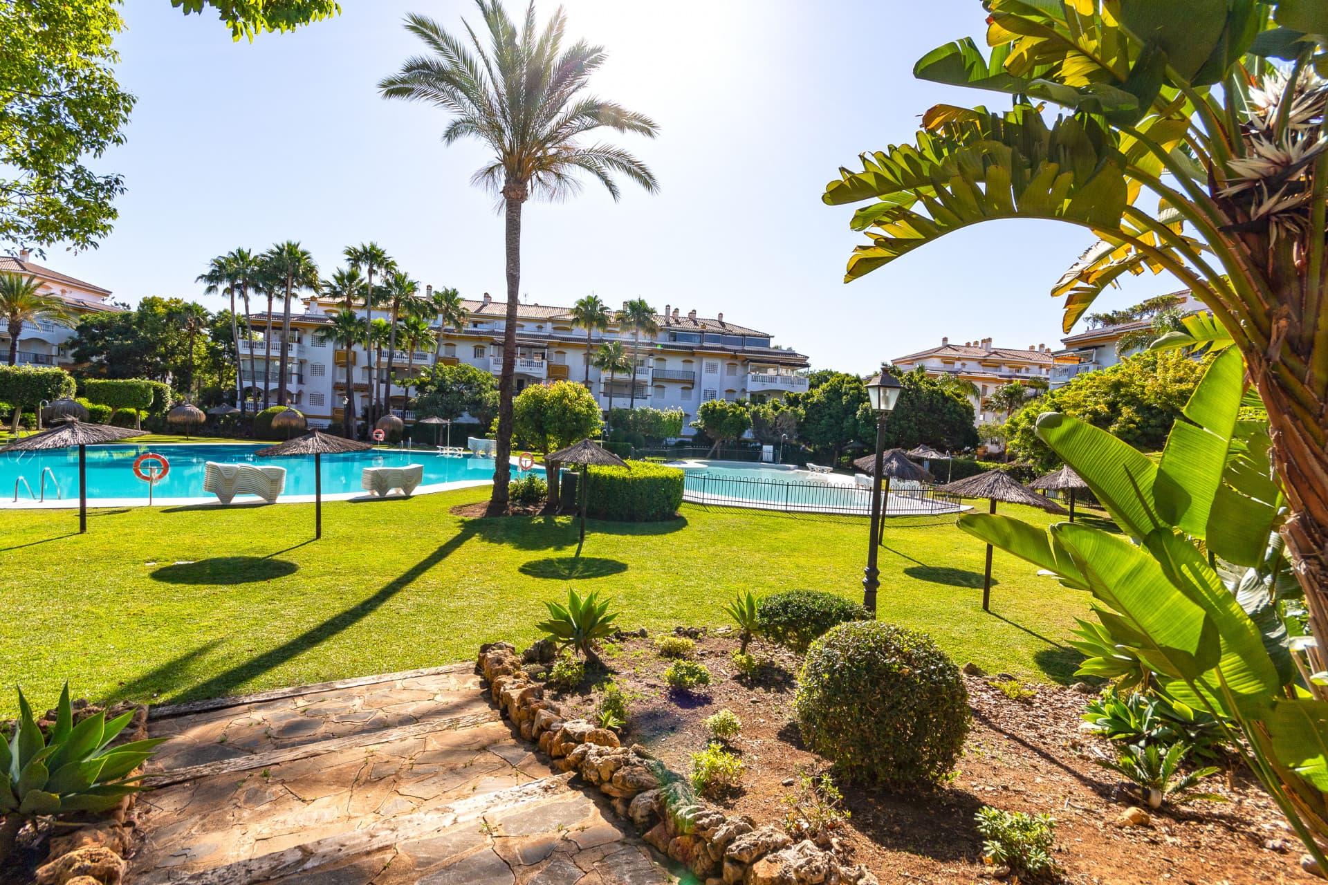 Ground floor flat for & rent with private garden, Dama de Noche