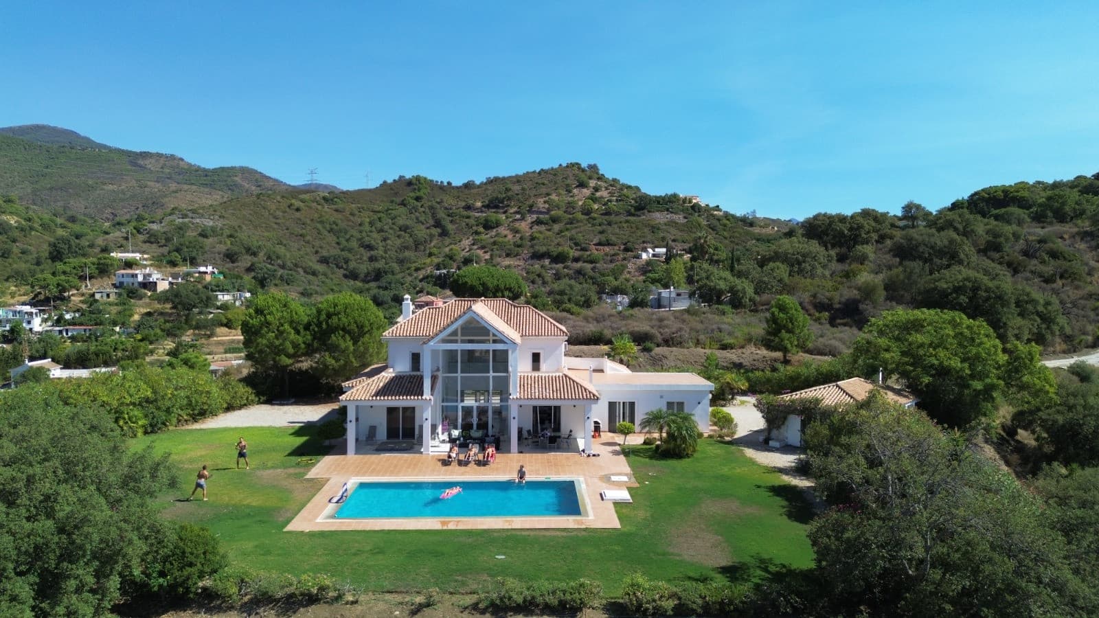 South-facing four-bedroom villa in Altos de Estepona with panoramic sea and mountain views
