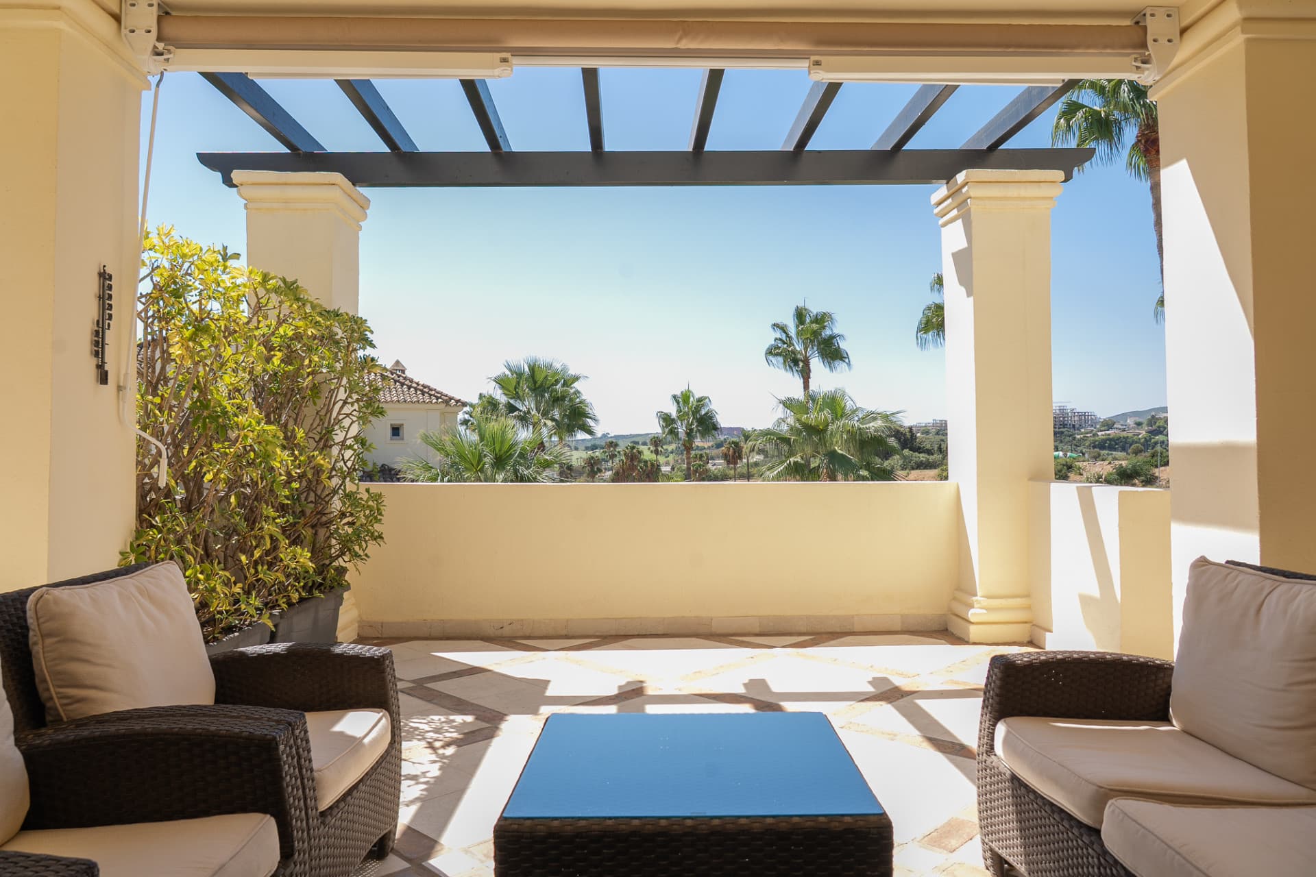 Spectacular southwest-facing two-bedroom apartment in Urb. Majestic Gardens, Casares Costa For sale
