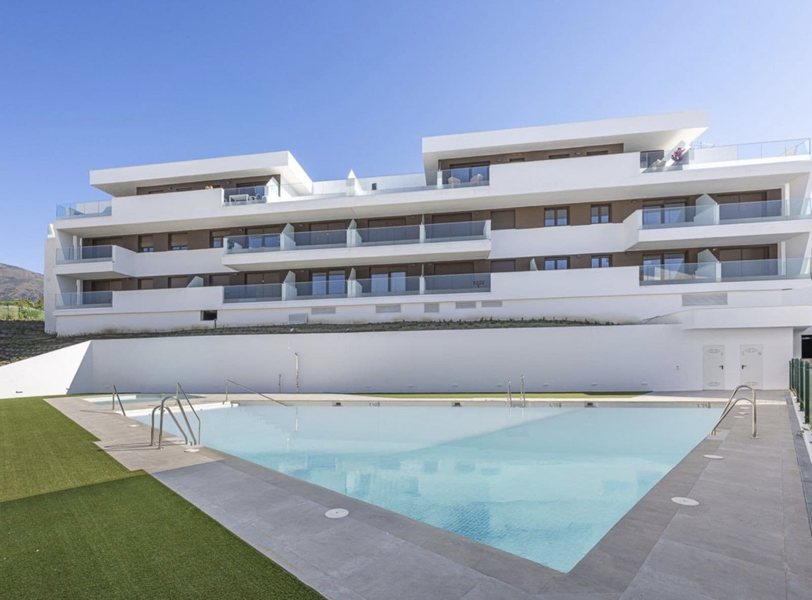 New Three-Bedroom Apartment in Estepona with Panoramic Views