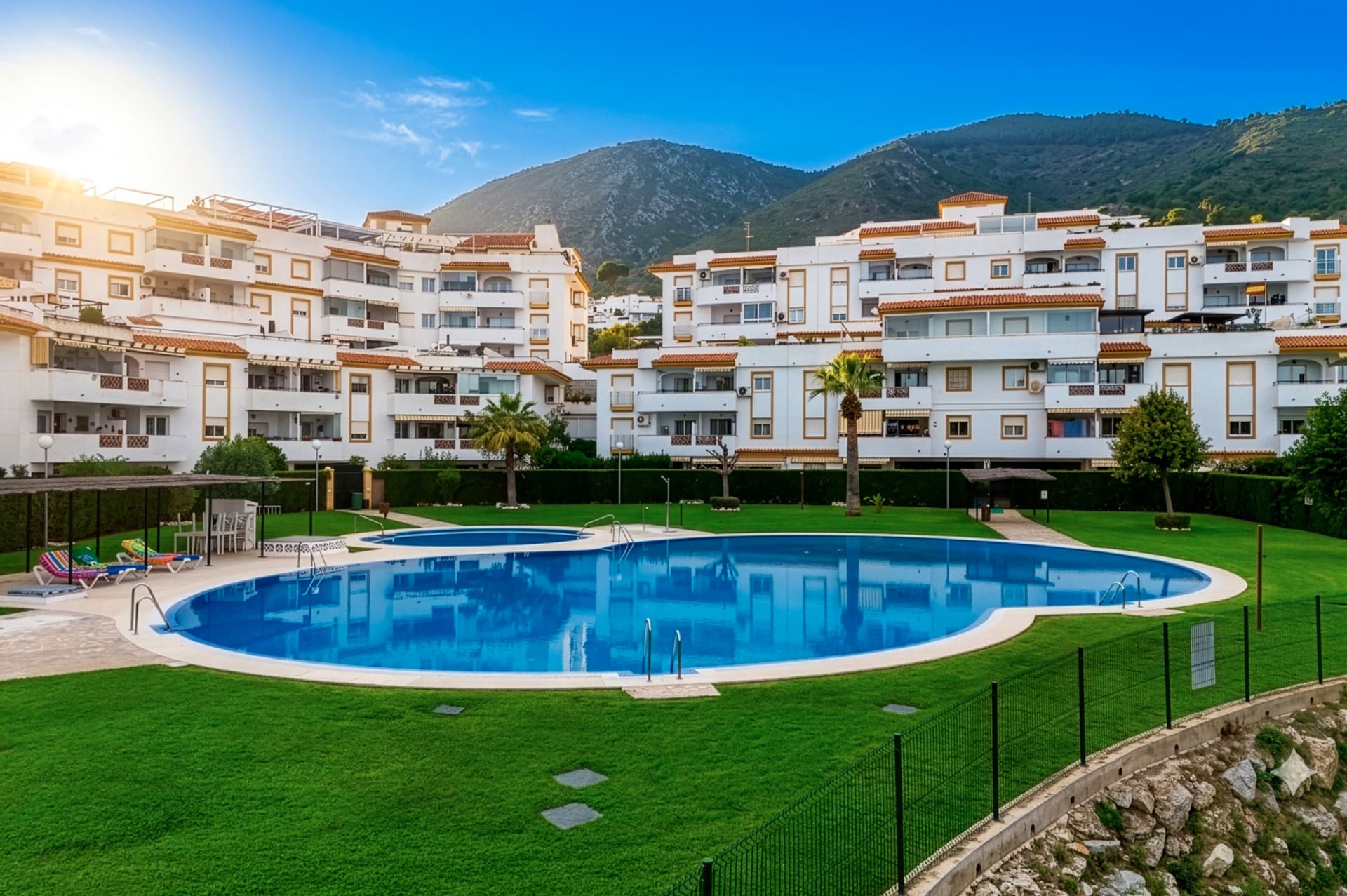 Upptäck denna exceptionella takvåning i hjärtat av Benalmádena, perfekt belägen för att erbjuda både lugn och bekvämligh