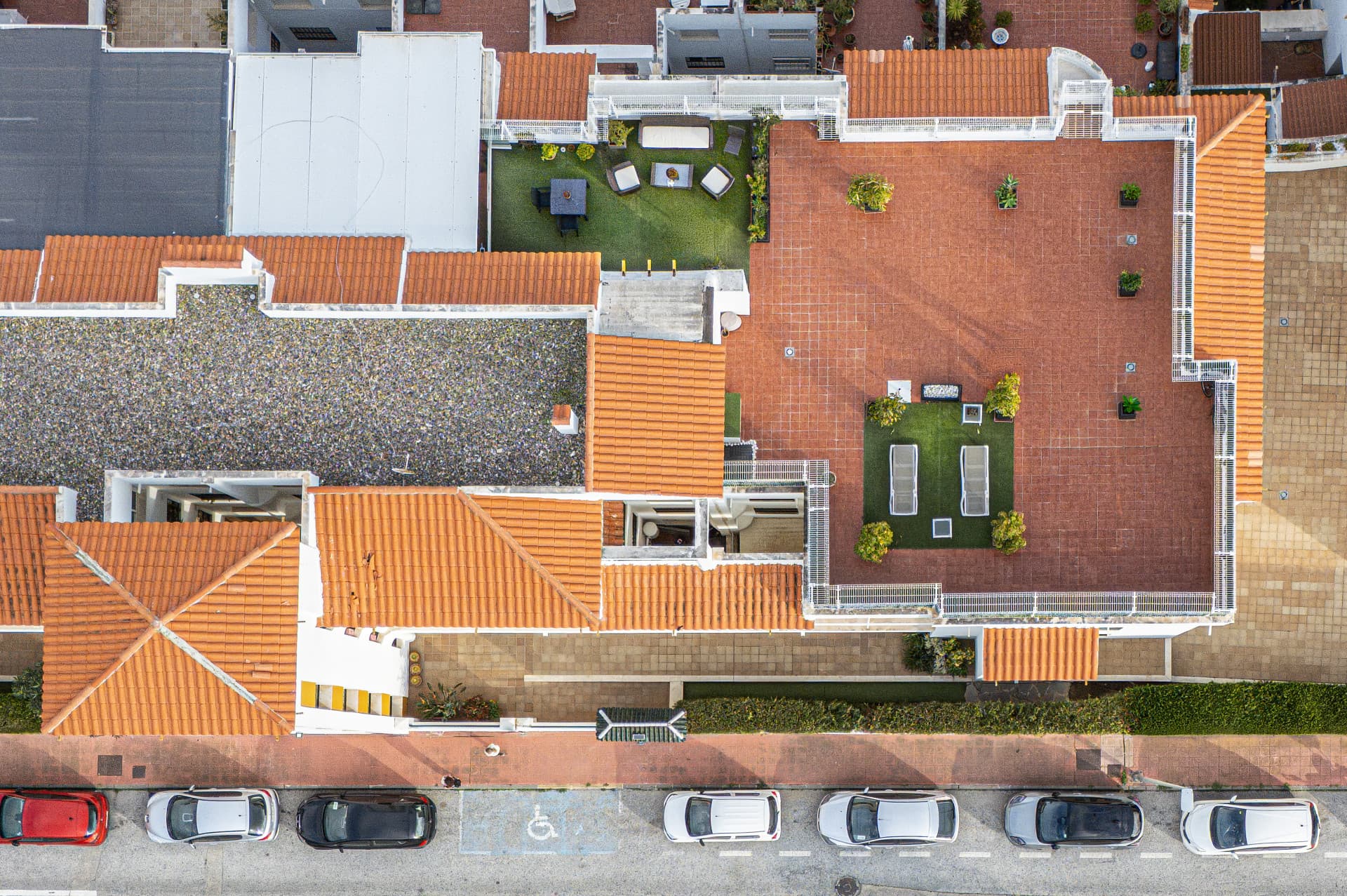 Upptäck denna exceptionella takvåning i hjärtat av Benalmádena, perfekt belägen för att erbjuda både lugn och bekvämligh