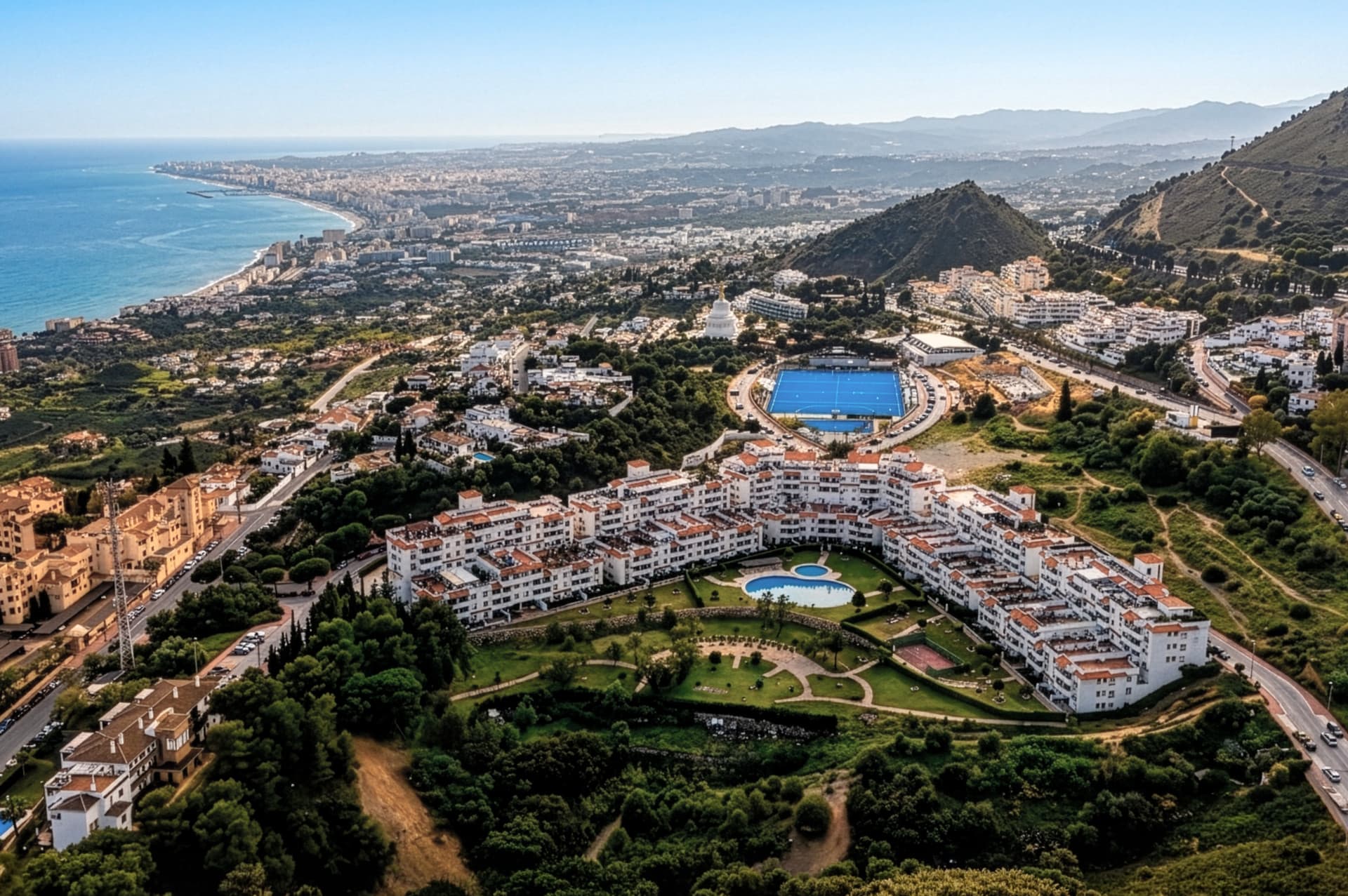 Upptäck denna exceptionella takvåning i hjärtat av Benalmádena, perfekt belägen för att erbjuda både lugn och bekvämligh