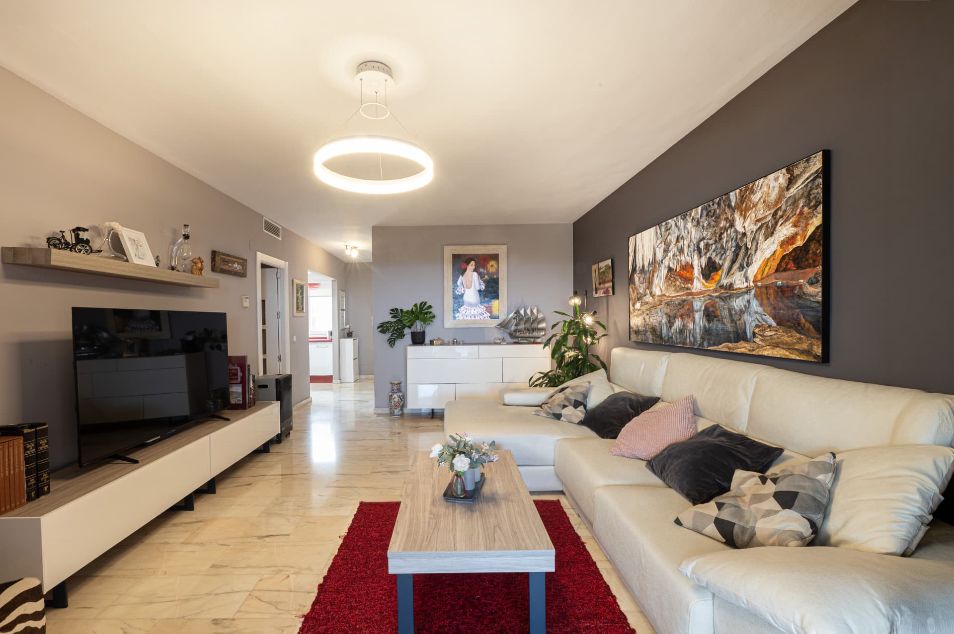 Upptäck denna exceptionella takvåning i hjärtat av Benalmádena, perfekt belägen för att erbjuda både lugn och bekvämligh
