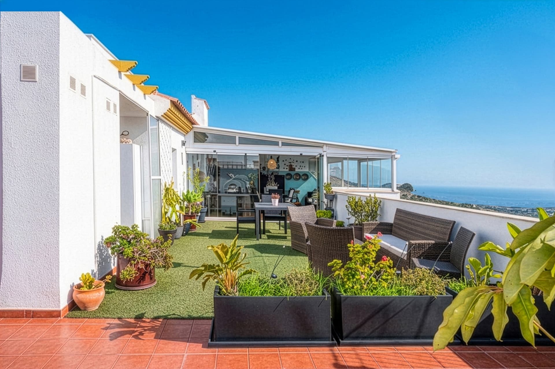 Descubra este excepcional ático en el corazón de Benalmádena, perfectamente ubicado para ofrecer tranquilidad y comodida
