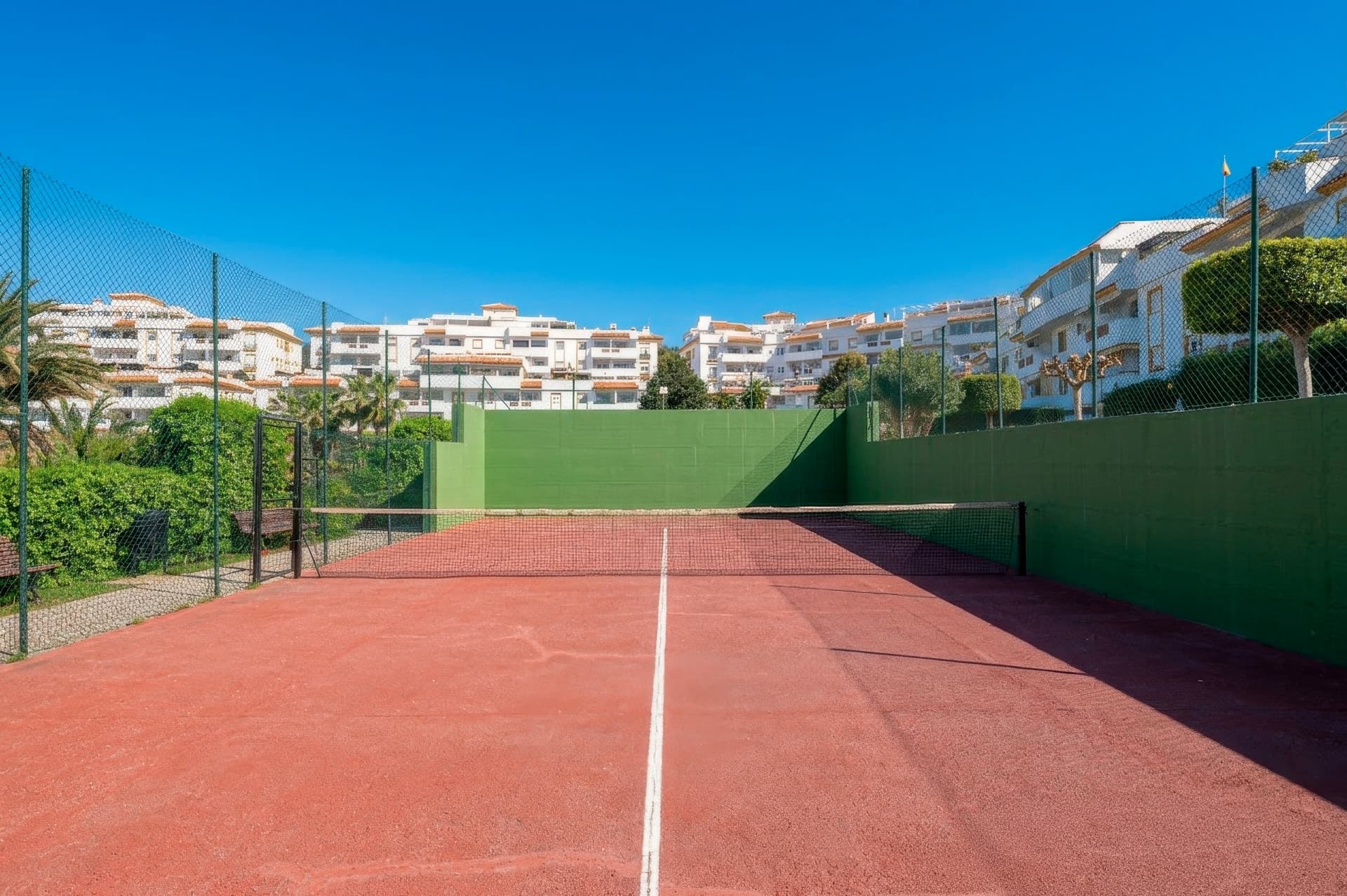 Upptäck denna exceptionella takvåning i hjärtat av Benalmádena, perfekt belägen för att erbjuda både lugn och bekvämligh