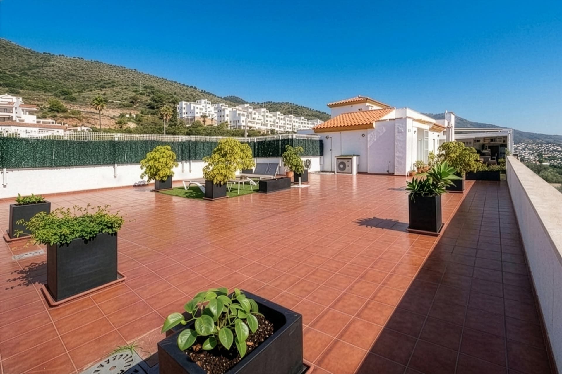Upptäck denna exceptionella takvåning i hjärtat av Benalmádena, perfekt belägen för att erbjuda både lugn och bekvämligh