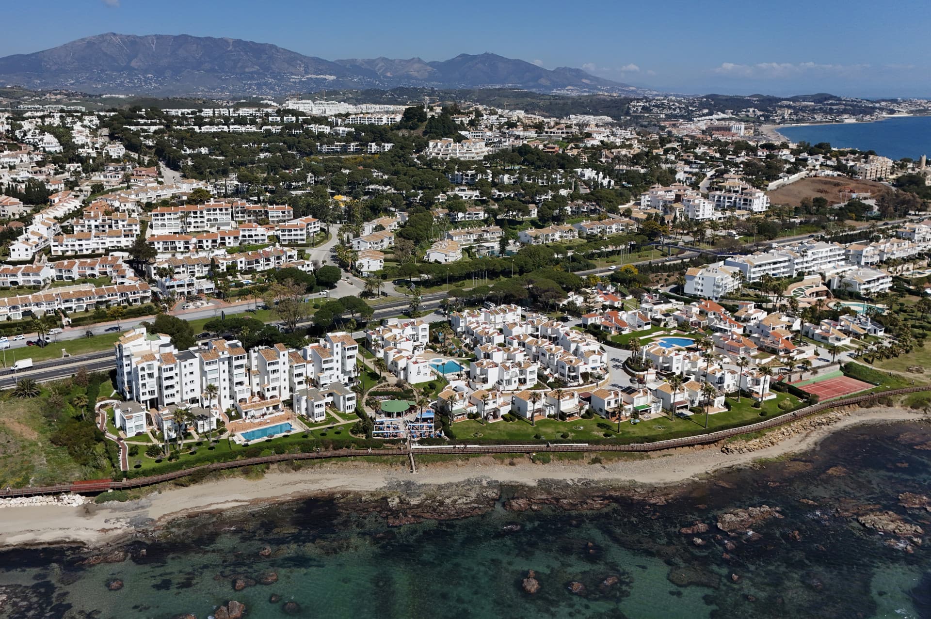 NYTT RADHUS BELÄGET I DET EXKLUSIVA OMRÅDET Riviera del Sol, ENDAST 50 METER FRÅN STRANDEN – MED TURISTLICENS