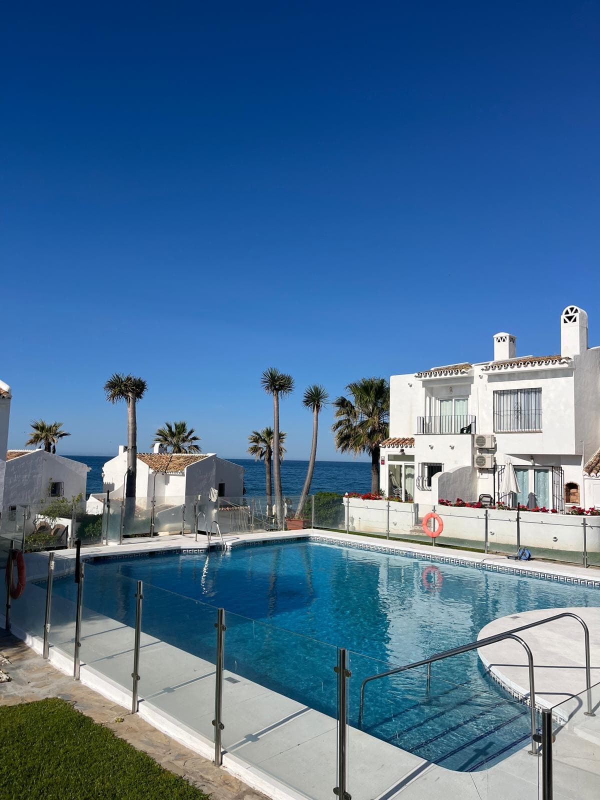 NYTT RADHUS BELÄGET I DET EXKLUSIVA OMRÅDET Riviera del Sol, ENDAST 50 METER FRÅN STRANDEN – MED TURISTLICENS