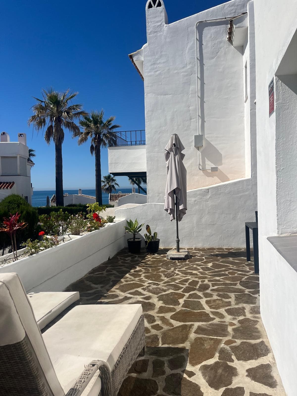 NYTT RADHUS BELÄGET I DET EXKLUSIVA OMRÅDET Riviera del Sol, ENDAST 50 METER FRÅN STRANDEN – MED TURISTLICENS