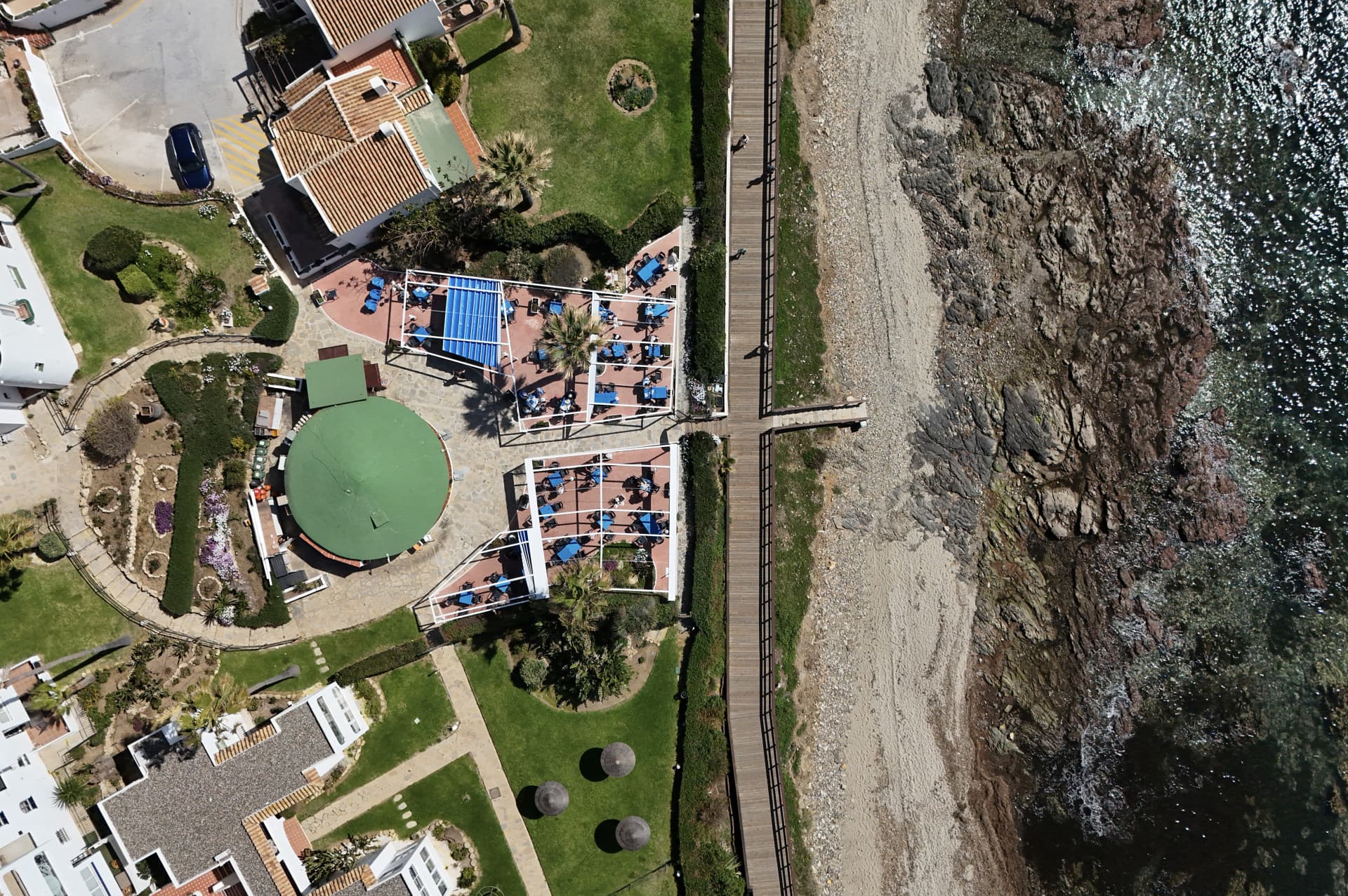 NYTT RADHUS BELÄGET I DET EXKLUSIVA OMRÅDET Riviera del Sol, ENDAST 50 METER FRÅN STRANDEN – MED TURISTLICENS