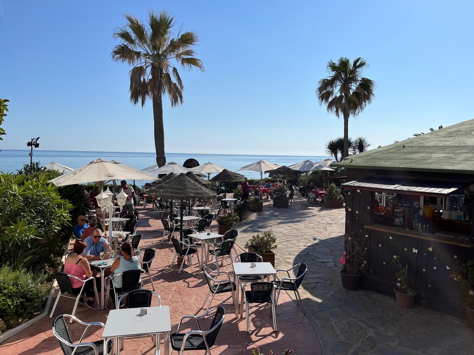 NYTT RADHUS BELÄGET I DET EXKLUSIVA OMRÅDET Riviera del Sol, ENDAST 50 METER FRÅN STRANDEN – MED TURISTLICENS
