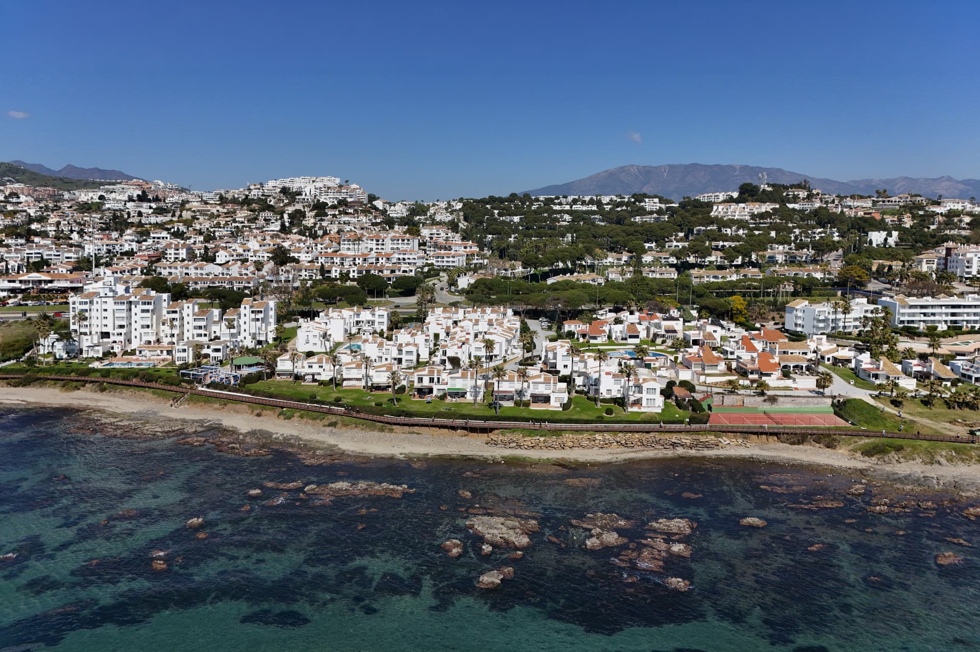 NYTT RADHUS BELÄGET I DET EXKLUSIVA OMRÅDET Riviera del Sol, ENDAST 50 METER FRÅN STRANDEN – MED TURISTLICENS