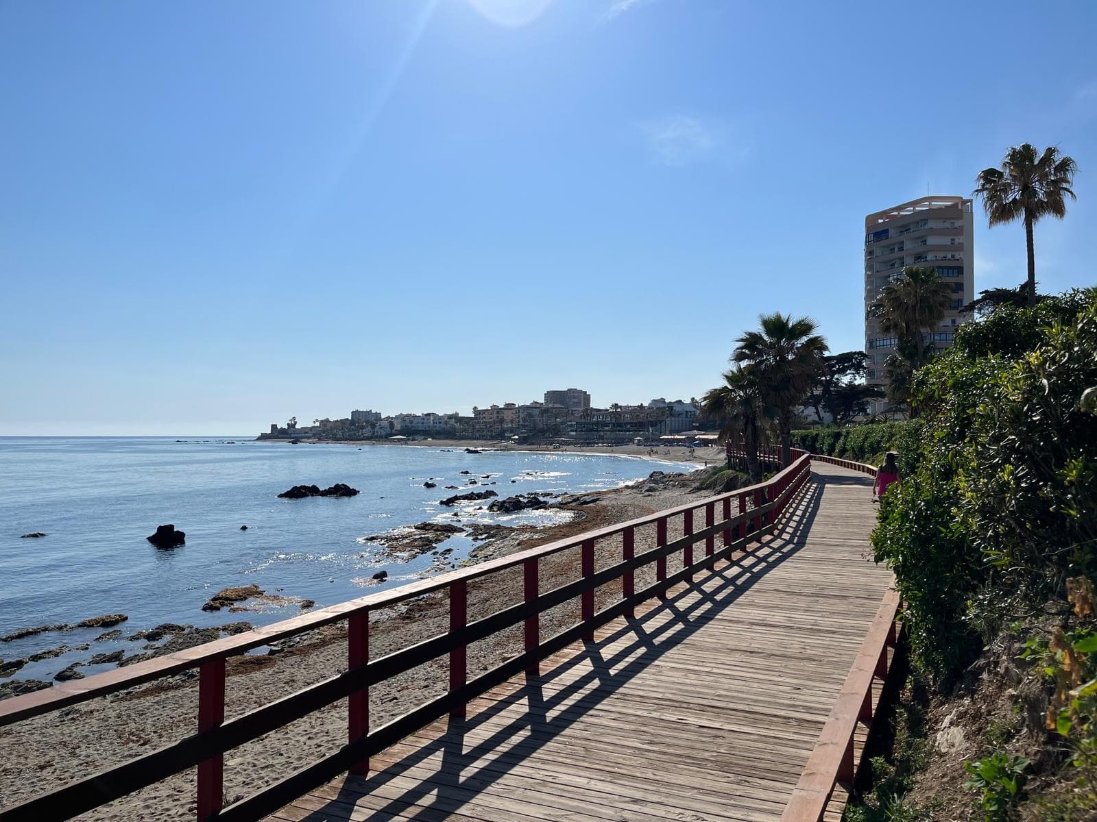 NYTT RADHUS BELÄGET I DET EXKLUSIVA OMRÅDET Riviera del Sol, ENDAST 50 METER FRÅN STRANDEN – MED TURISTLICENS