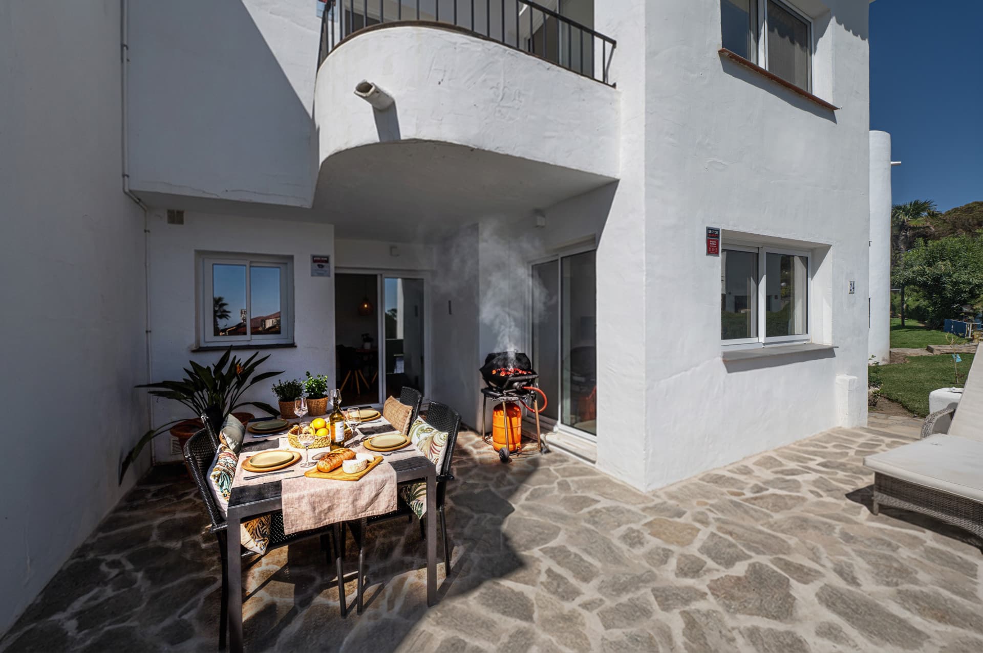 NYTT RADHUS BELÄGET I DET EXKLUSIVA OMRÅDET Riviera del Sol, ENDAST 50 METER FRÅN STRANDEN – MED TURISTLICENS