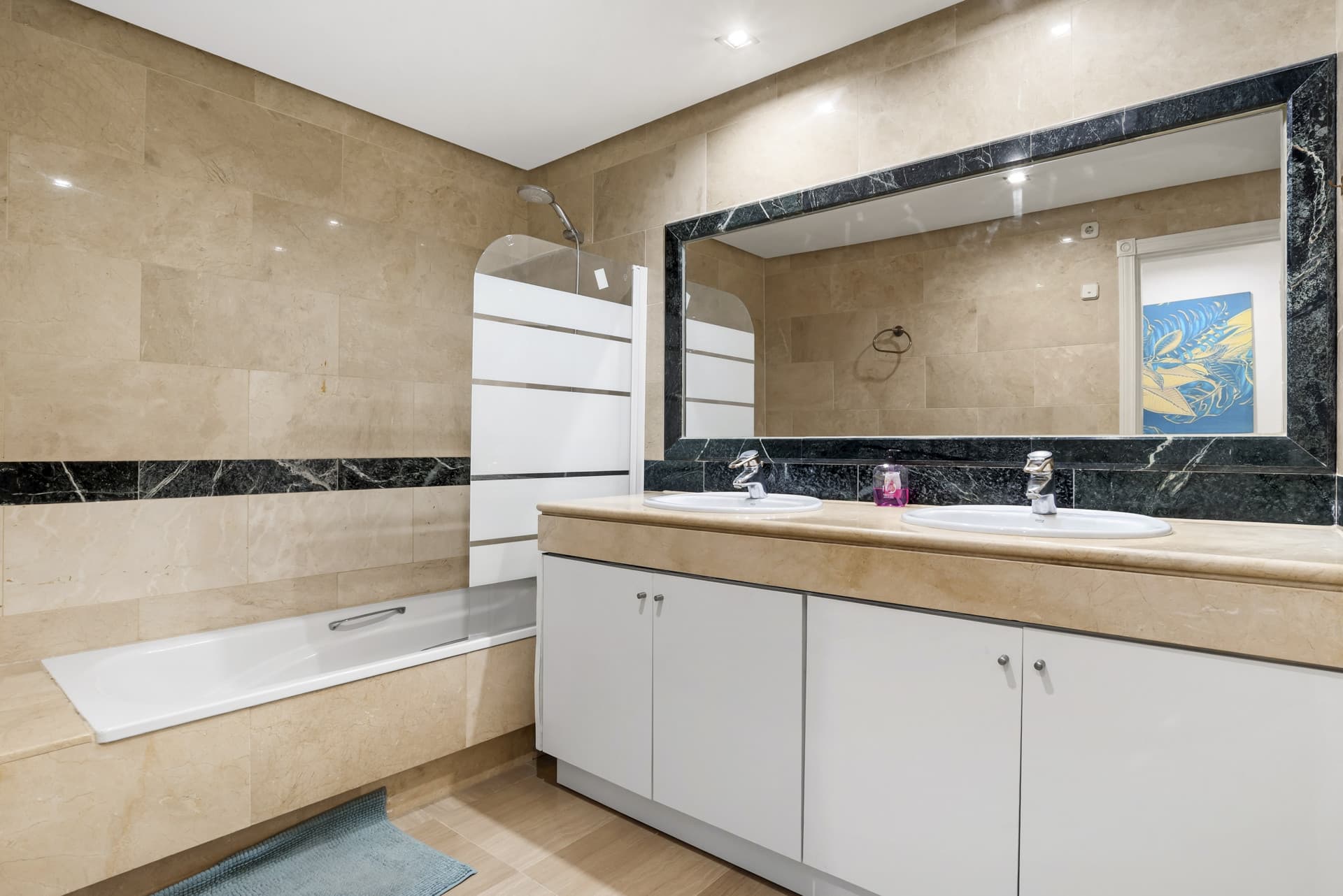 Renovated 3-Bedroom Apartment in Bahía Vista Hermosa, Marbella East