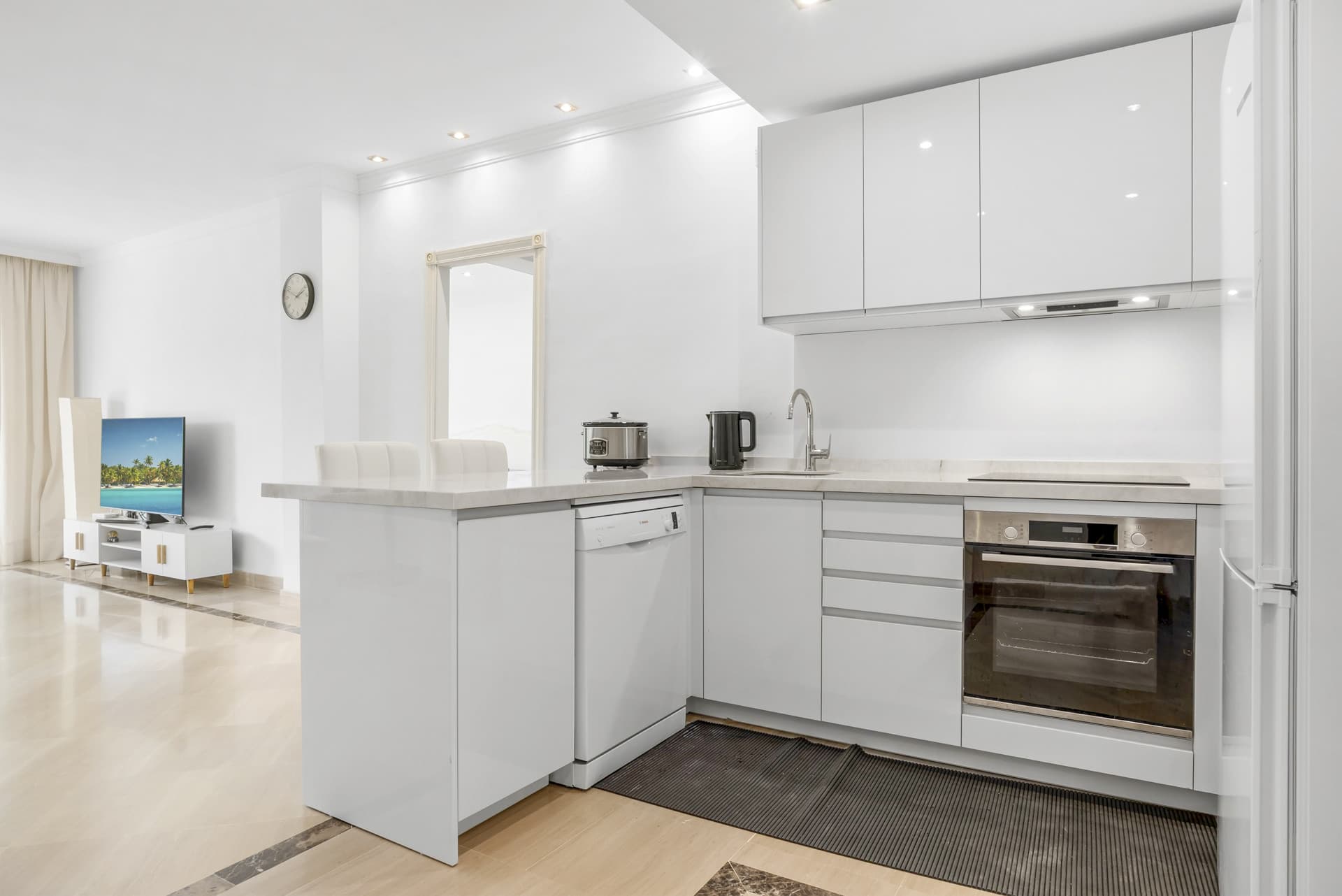 Renovated 3-Bedroom Apartment in Bahía Vista Hermosa, Marbella East
