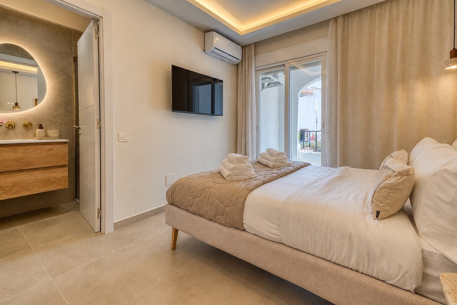 Spacious 4-Bedroom Apartment with Pool & Gardens in Puerto Golf, Nueva Andalucía