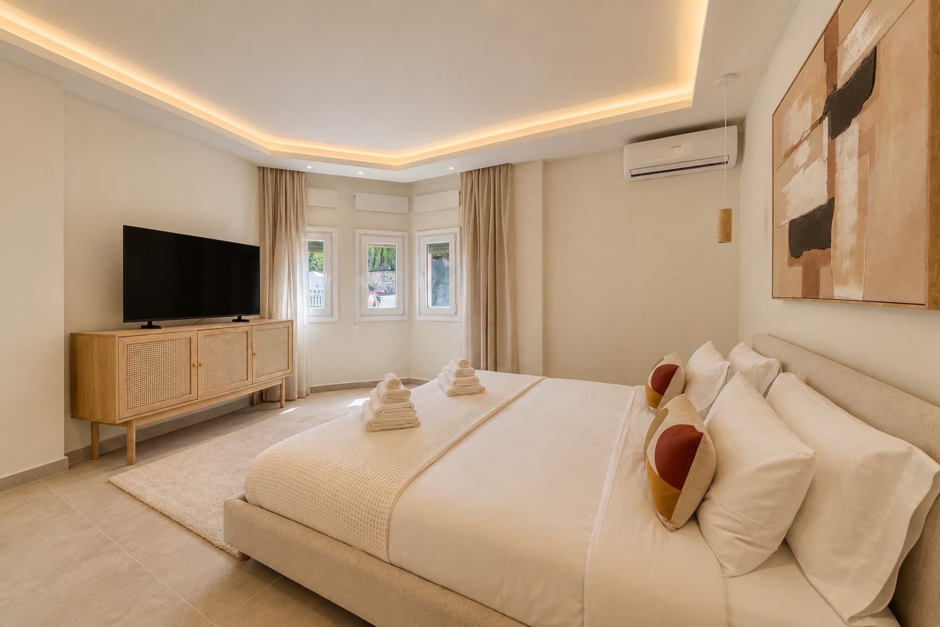 Spacious 4-Bedroom Apartment with Pool & Gardens in Puerto Golf, Nueva Andalucía