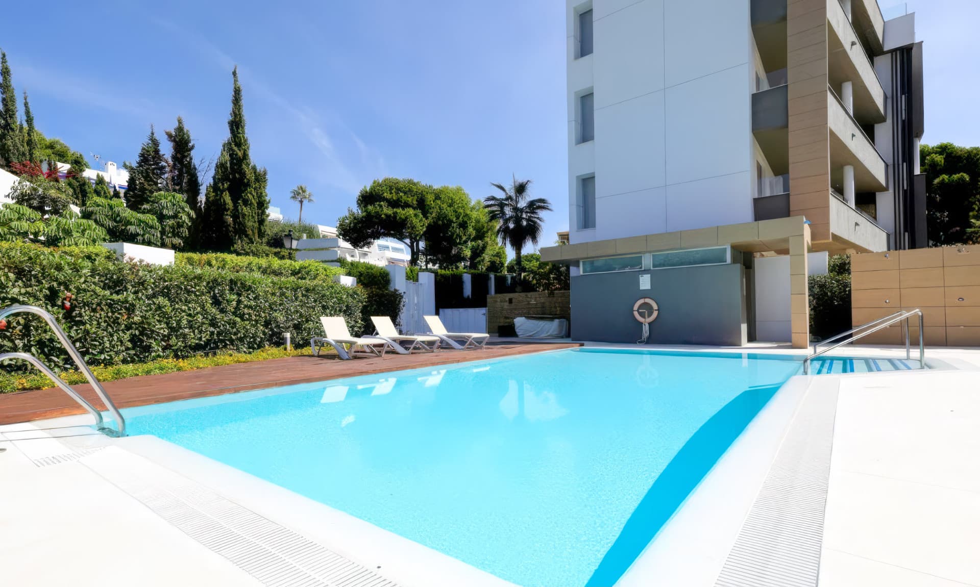 Modern 2-Bedroom Apartment in Nueva Andalucía, Marbella with Pool
