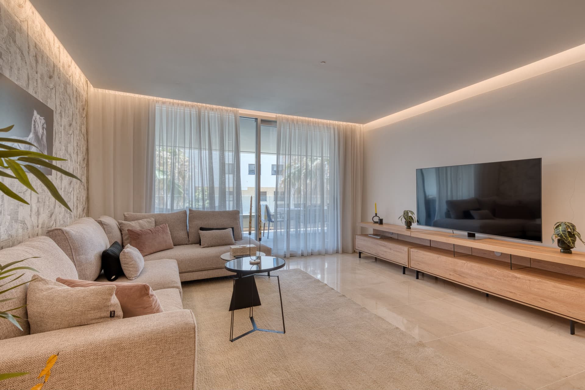 Modern 2-Bedroom Apartment in Nueva Andalucía, Marbella with Pool