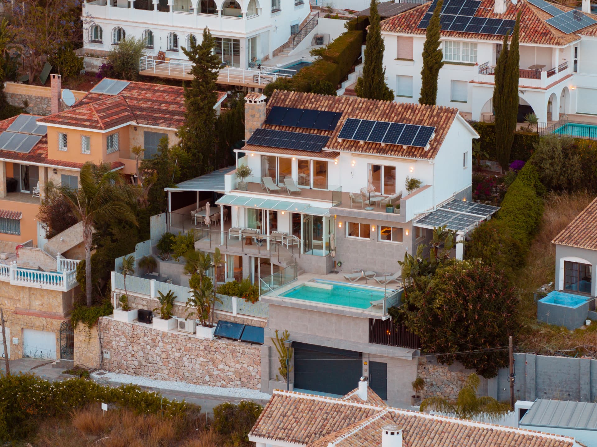 Luxury 4-Bedroom Villa in Nueva Andalucía with Panoramic Sea Views