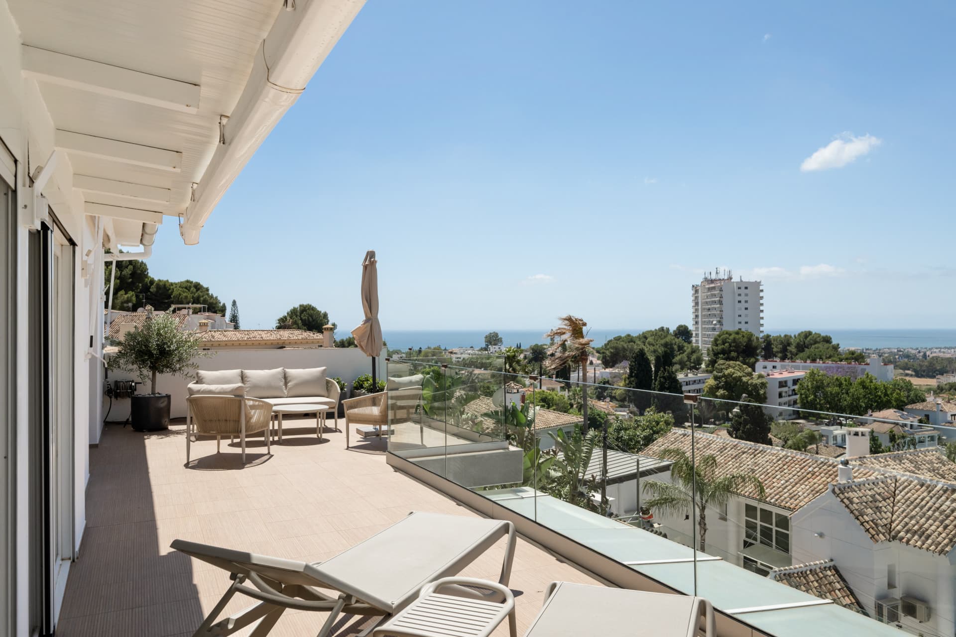 Luxury 4-Bedroom Villa in Nueva Andalucía with Panoramic Sea Views