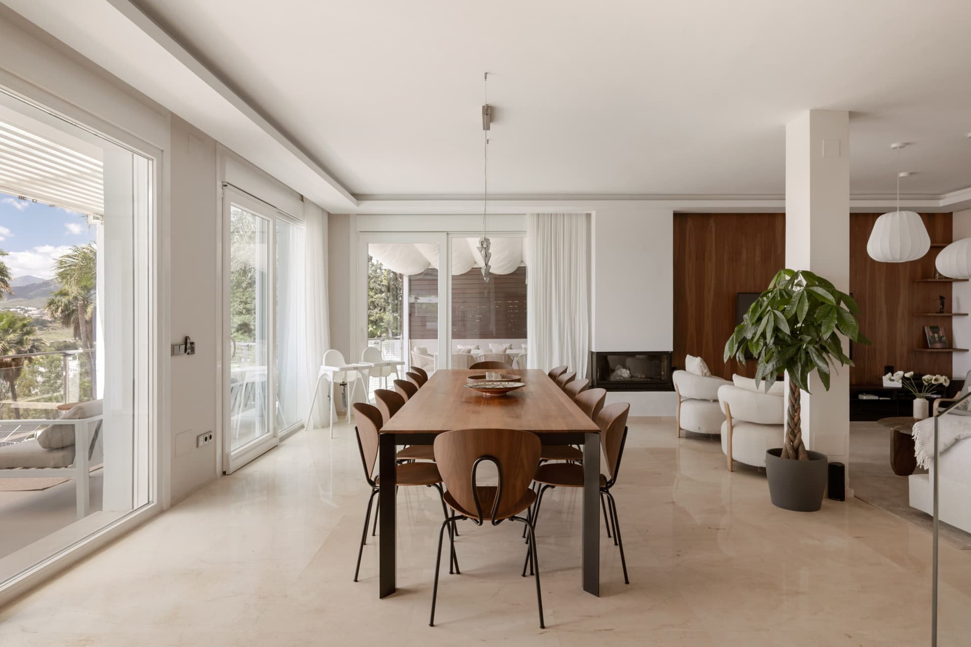 Luxury 4-Bedroom Villa in Nueva Andalucía with Panoramic Sea Views