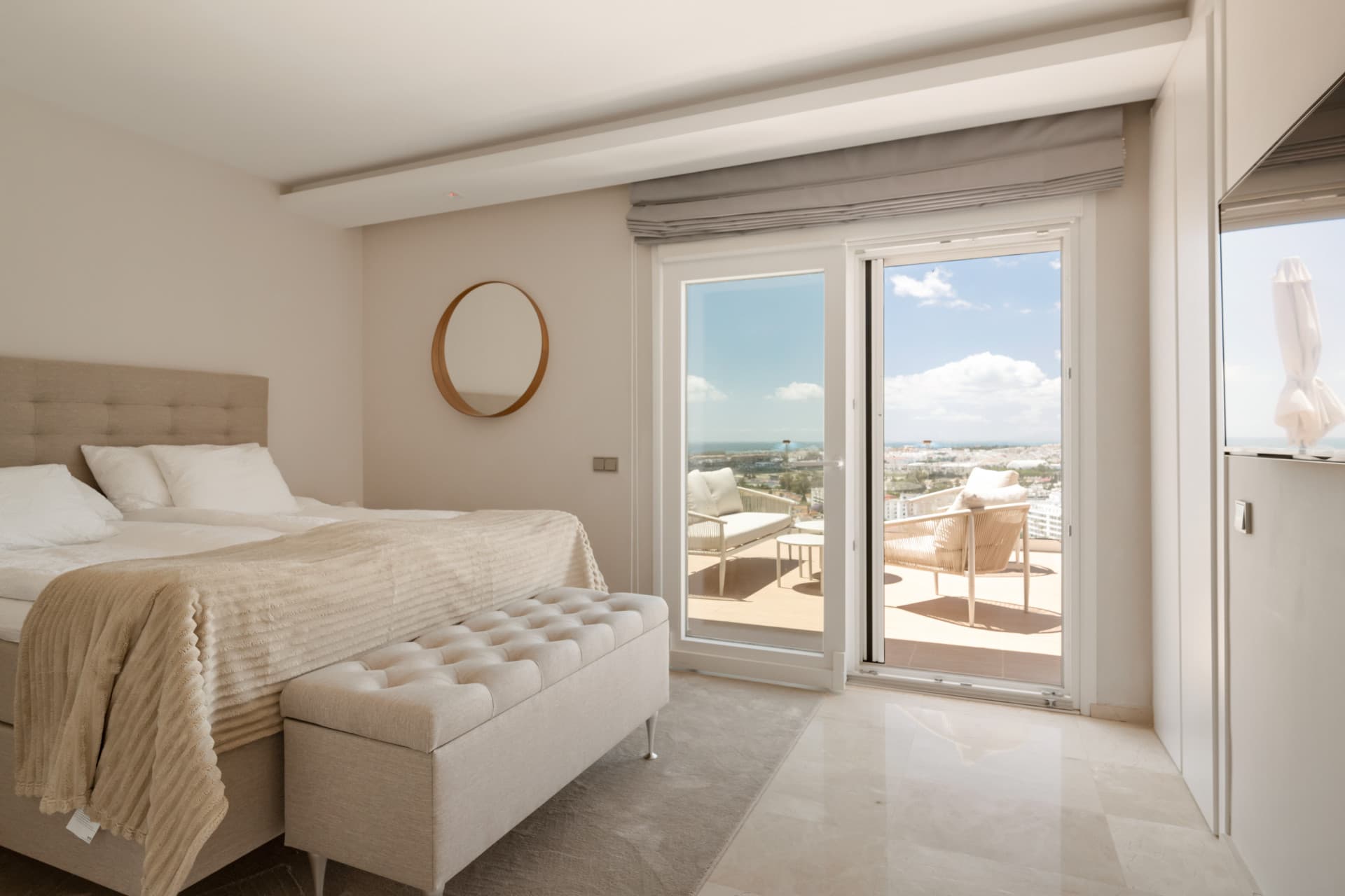 Luxury 4-Bedroom Villa in Nueva Andalucía with Panoramic Sea Views