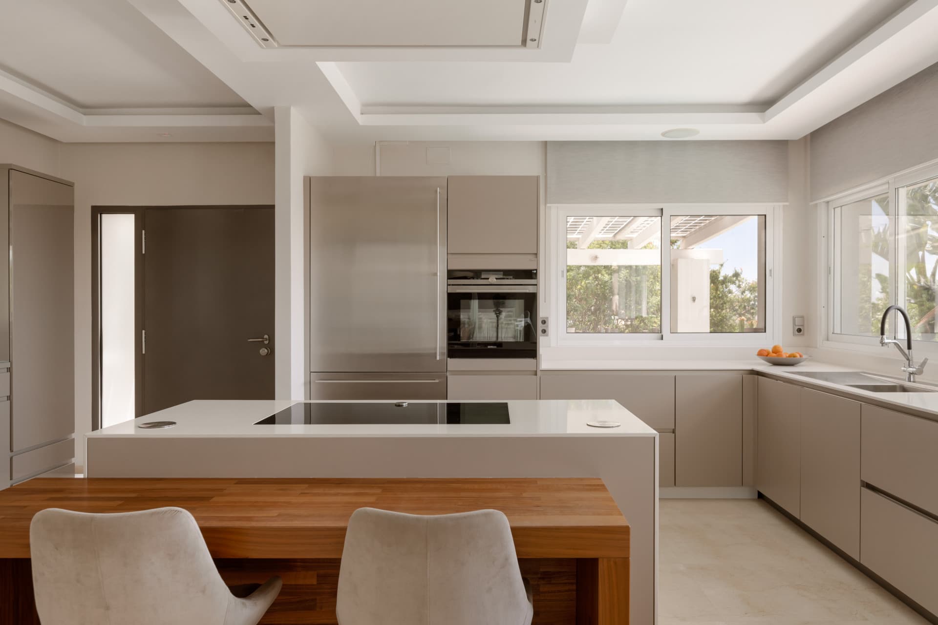 Luxury 4-Bedroom Villa in Nueva Andalucía with Panoramic Sea Views