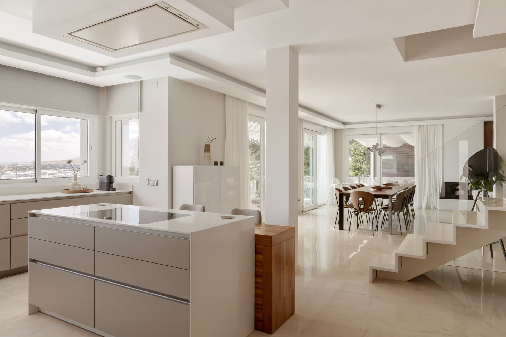 Luxury 4-Bedroom Villa in Nueva Andalucía with Panoramic Sea Views