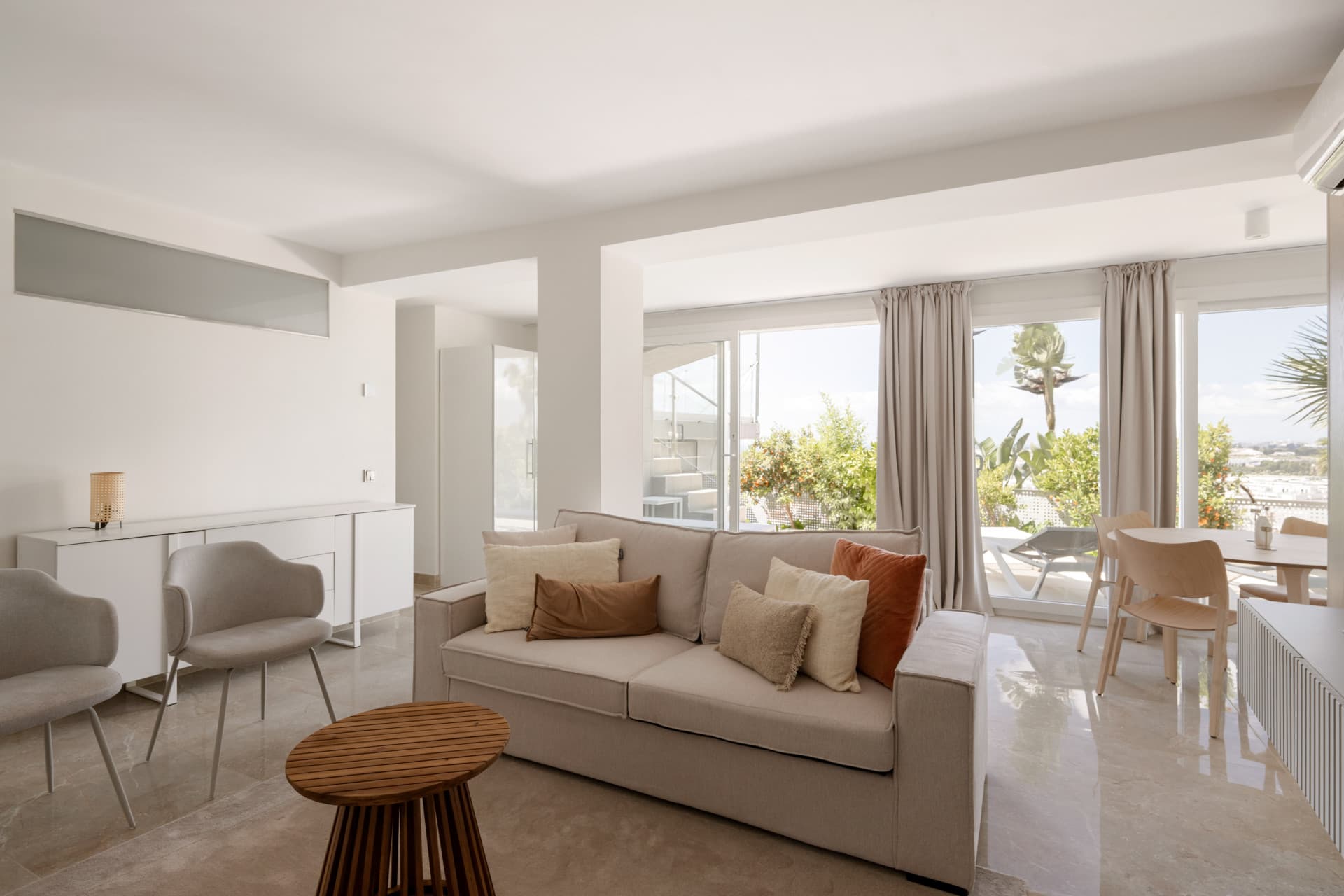 Luxury 4-Bedroom Villa in Nueva Andalucía with Panoramic Sea Views