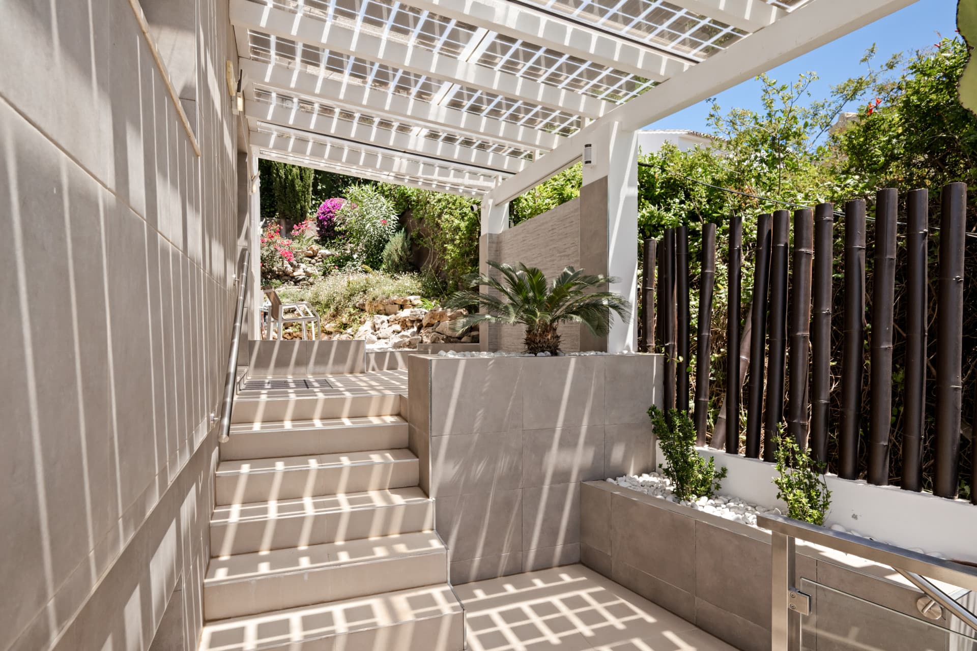 Luxury 4-Bedroom Villa in Nueva Andalucía with Panoramic Sea Views