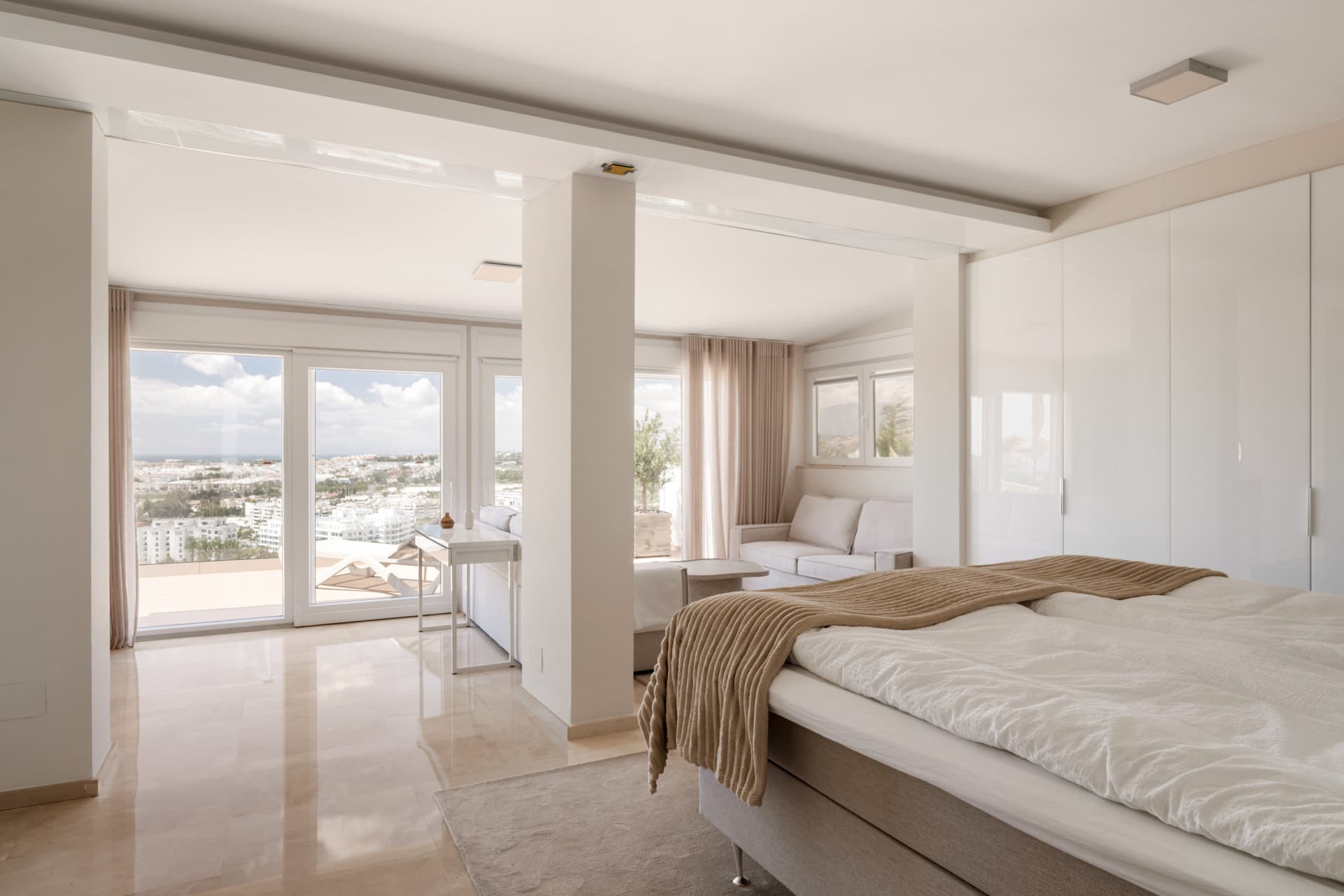 Luxury 4-Bedroom Villa in Nueva Andalucía with Panoramic Sea Views