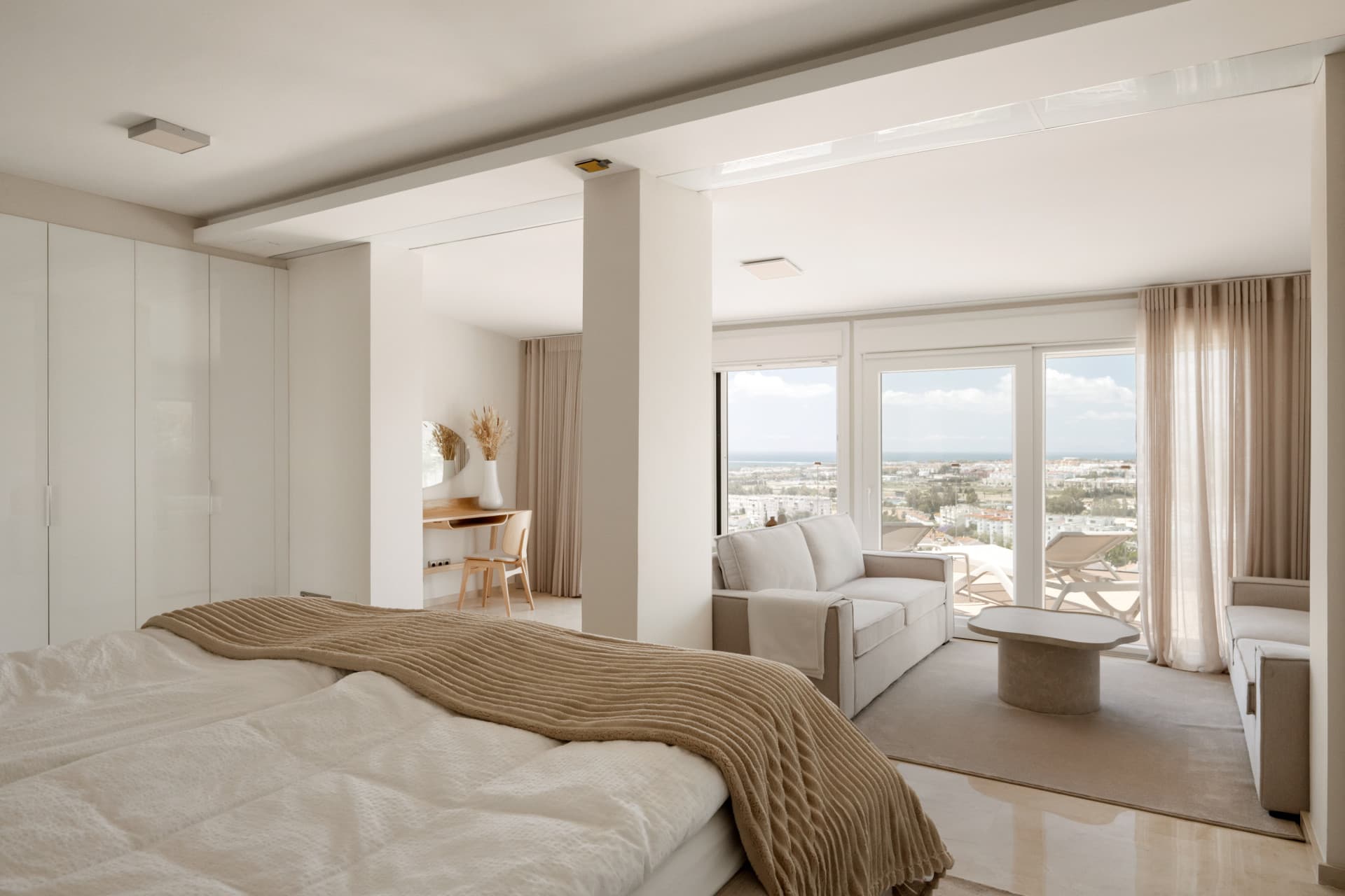 Luxury 4-Bedroom Villa in Nueva Andalucía with Panoramic Sea Views